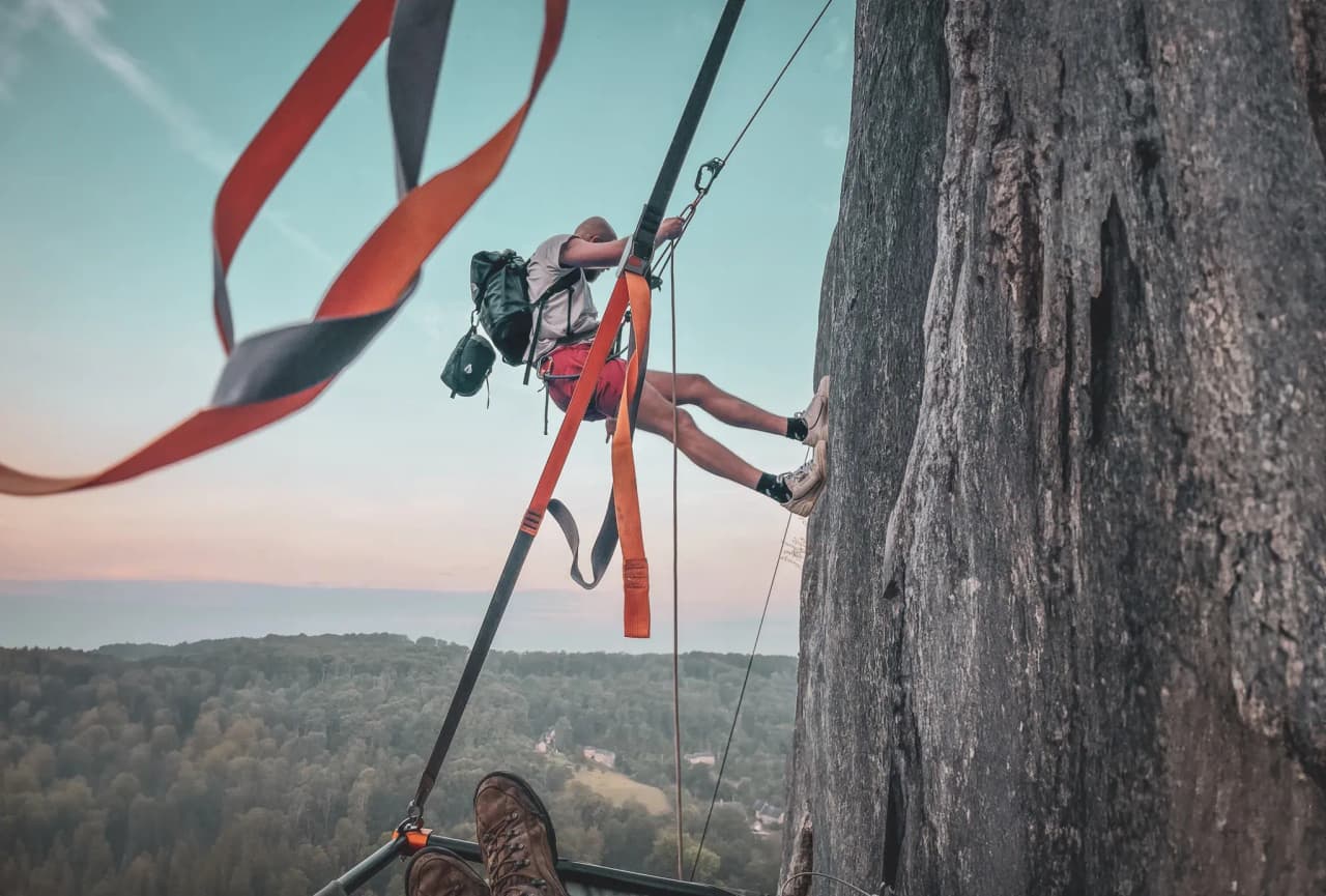 Grimpez des falaises vertigineuses et passez la nuit suspendu au-dessus du vide.