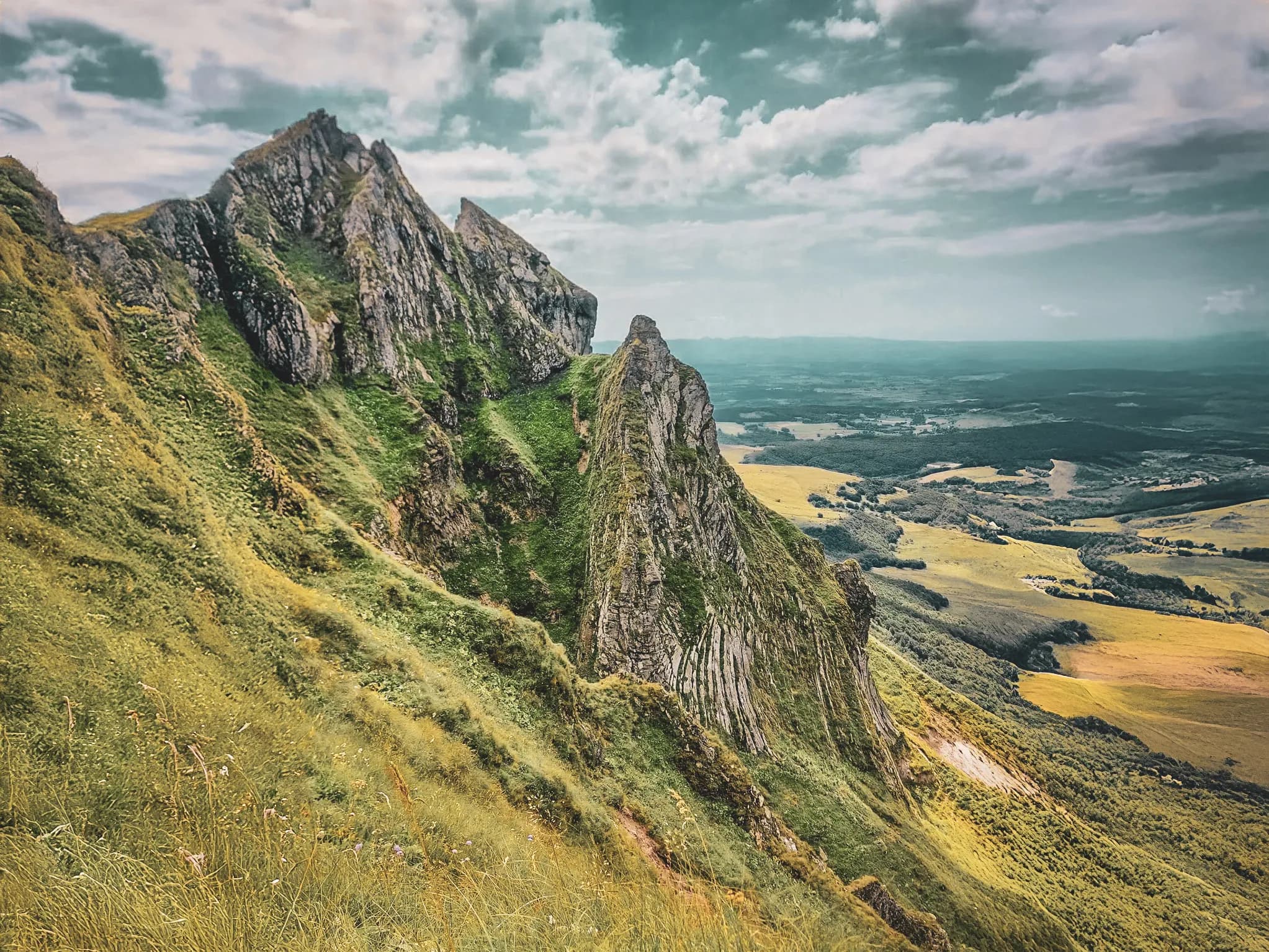 Het spectaculaire landschap van de vulkanen van de Auvergne, met indrukwekkende kliffen en weelderig groen.