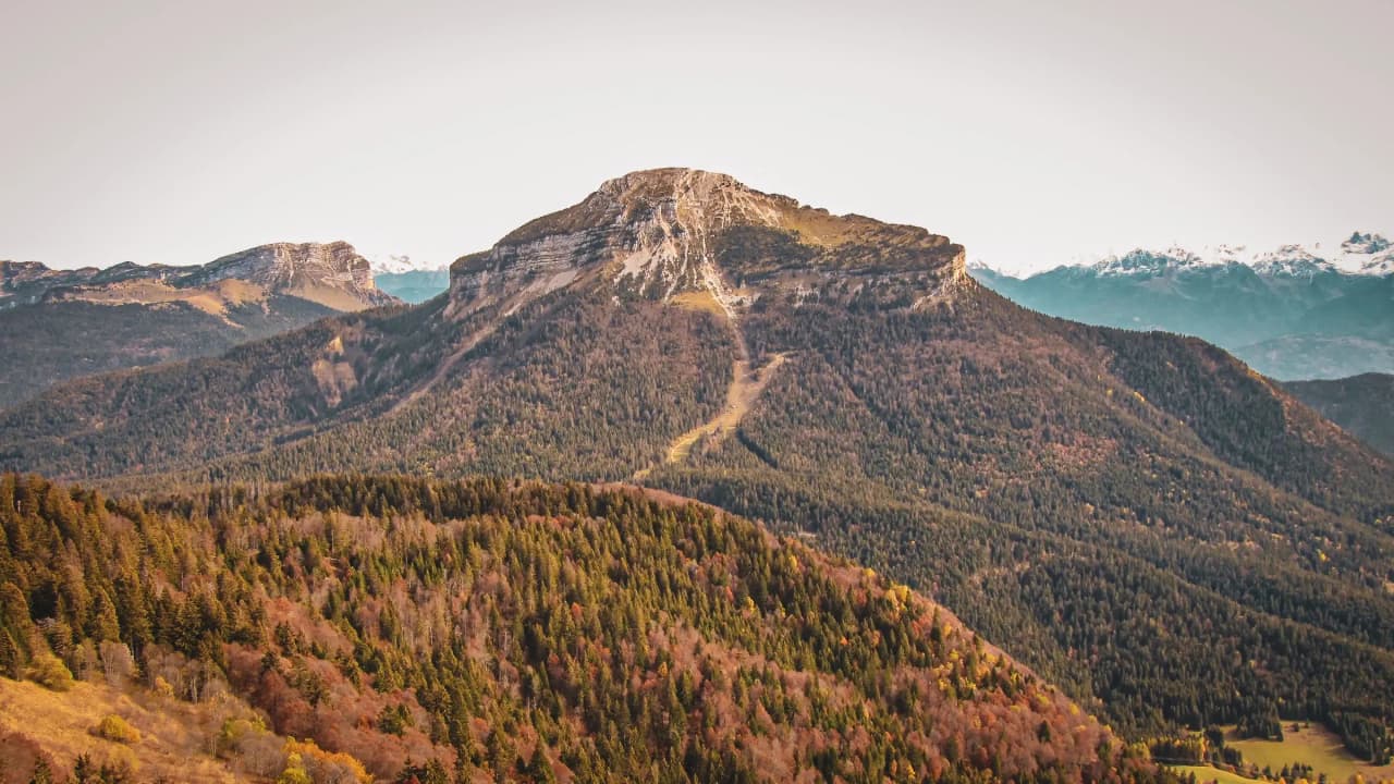 Panorama majestueux des crêtes de la Chartreuse, invitant à l’aventure en pleine nature.
