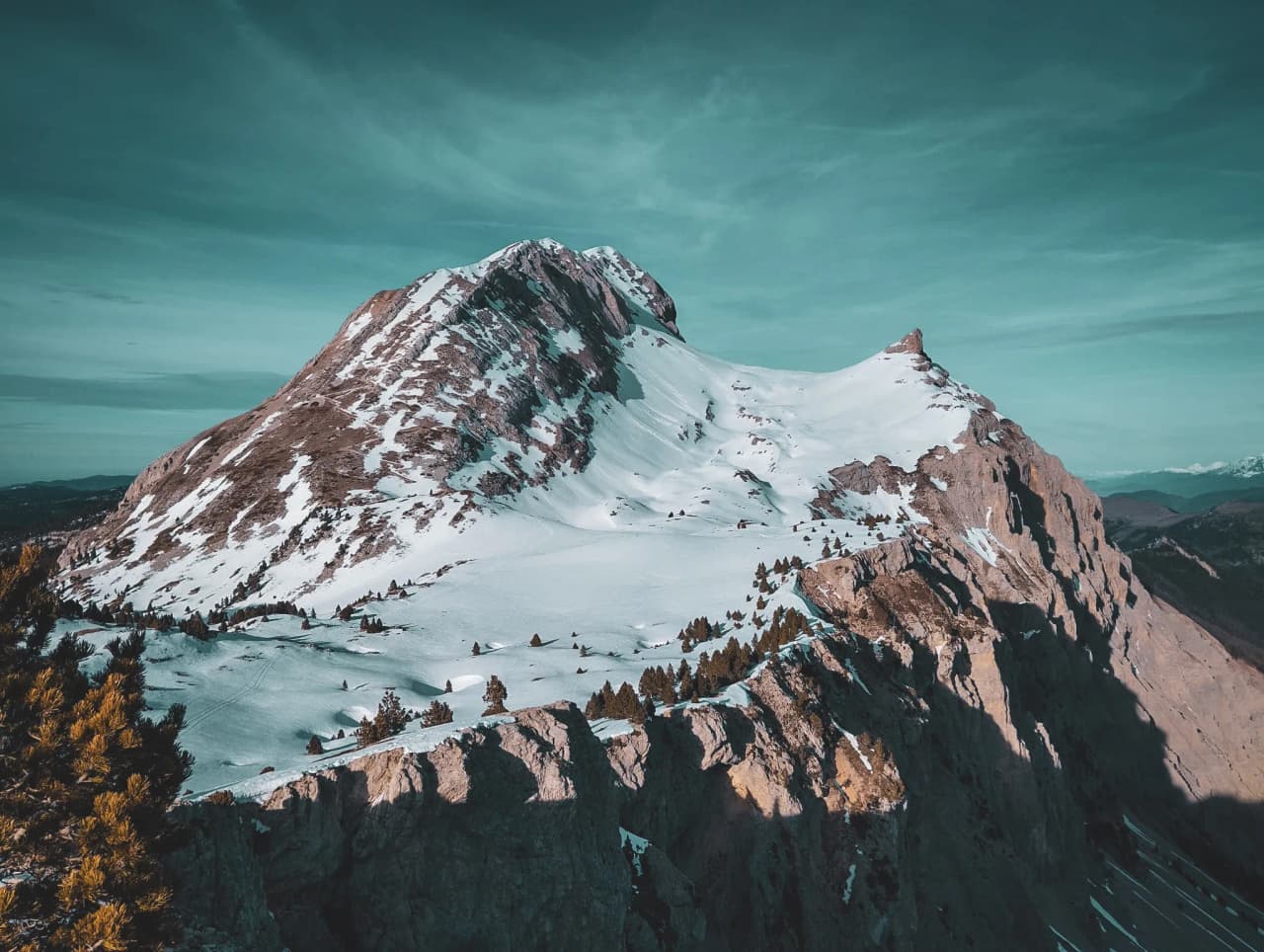 An impressive view of Mont Aiguille and the snow-capped peaks of the Vercors, an invitation to adventure.