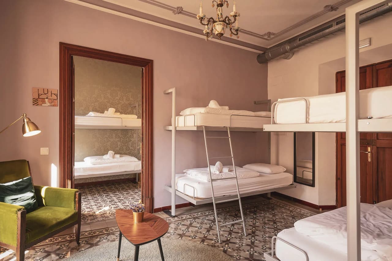 Chambre contemporaine avec lits superposés, décor chaleureux, idéale après une randonnée à Majorque.