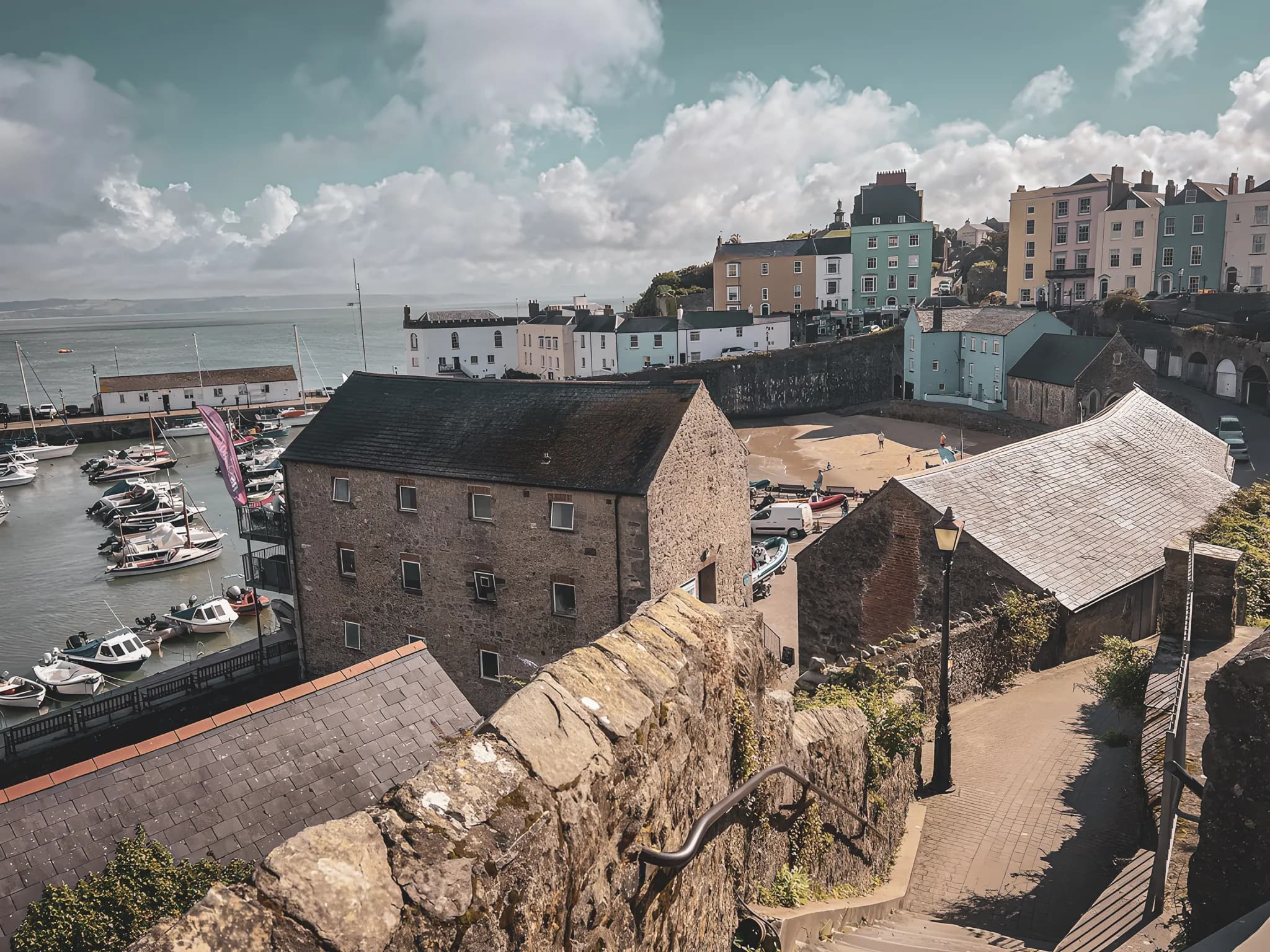 Un charmant port gallois, avec ses maisons colorées et des bateaux amarrés, invite à l'exploration.