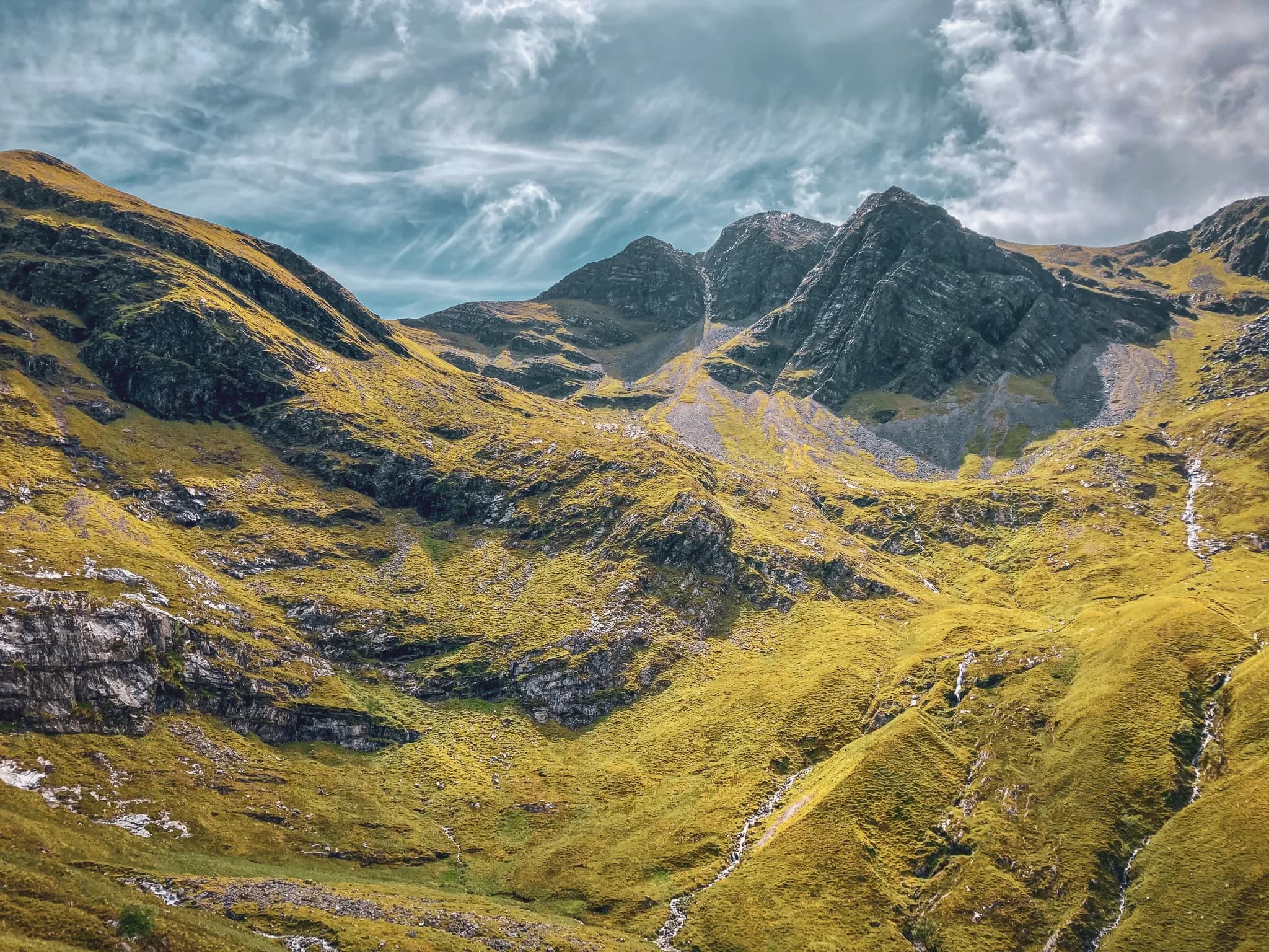 Betoverende Highland landschappen, weelderig groene valleien en majestueuze bergtoppen onder een heldere hemel.