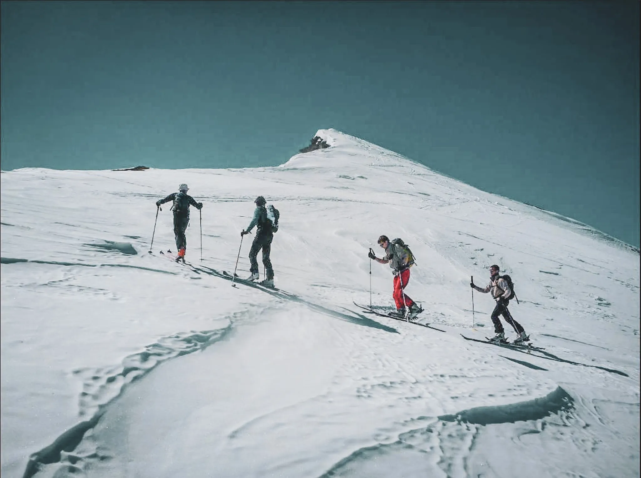 Een groep avonturiers op skitochten over de besneeuwde hellingen van de Italiaanse Alpen.