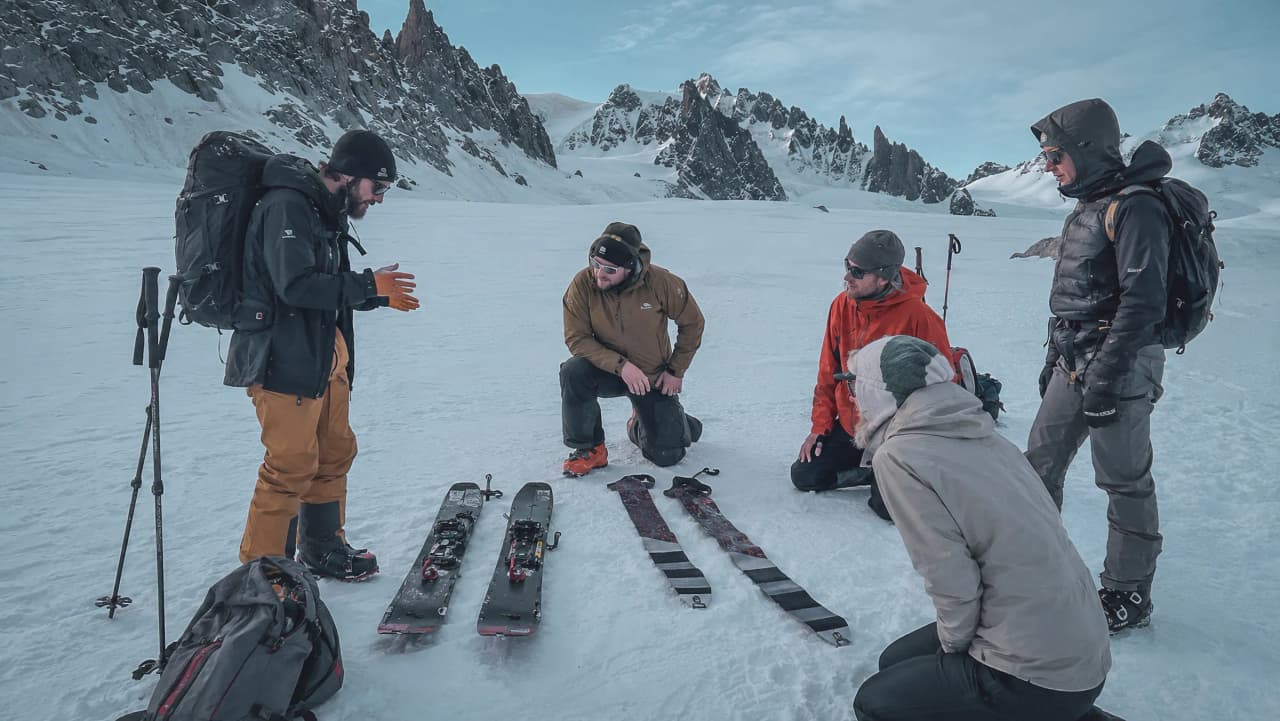 Groupe d'amateurs de randonnée en montagne, préparant l'expédition sur un glacier alpin.