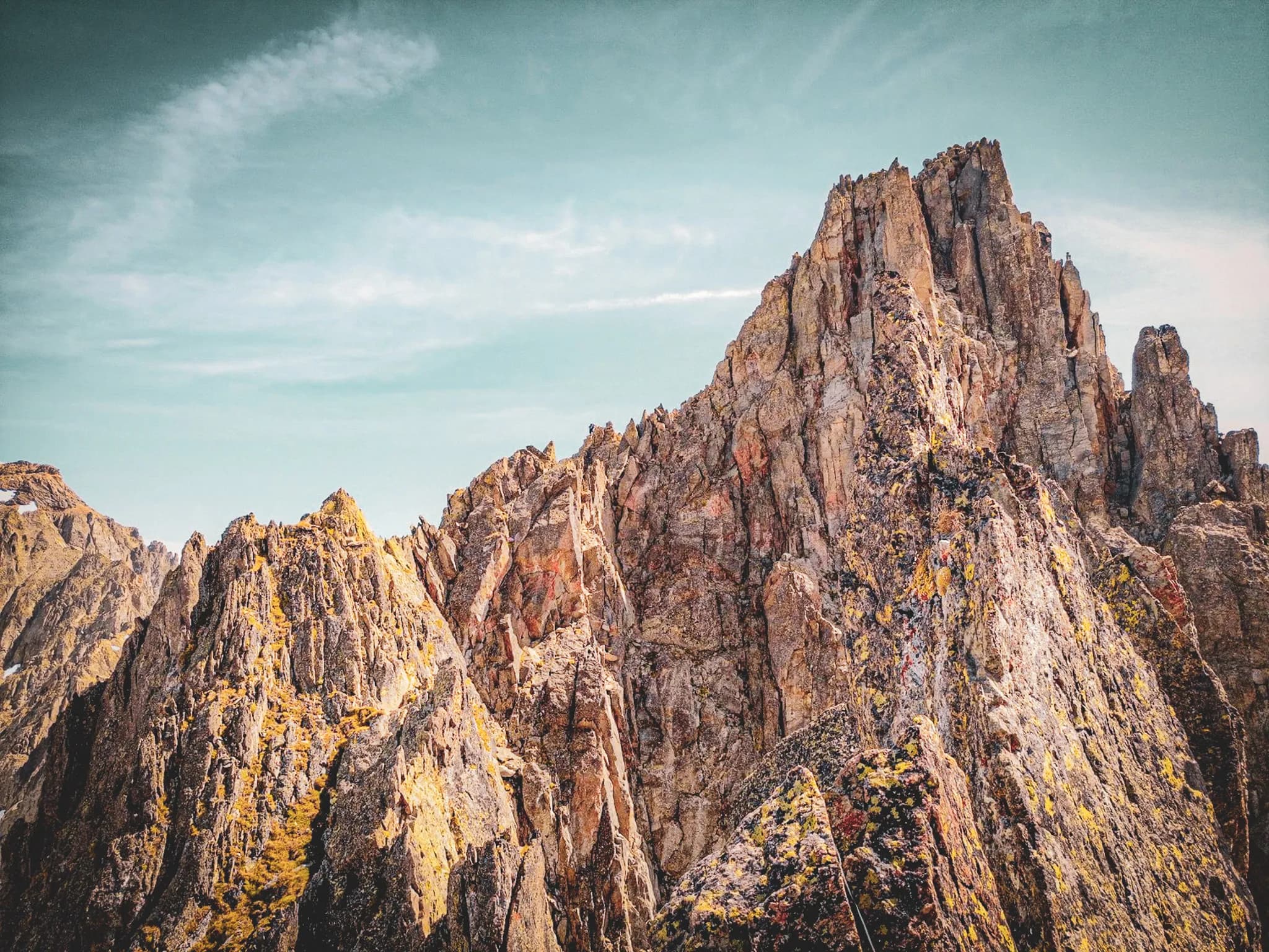 Magnifiques arêtes rocheuses sous un ciel bleu, invites à l'aventure en vallée de Chamonix.