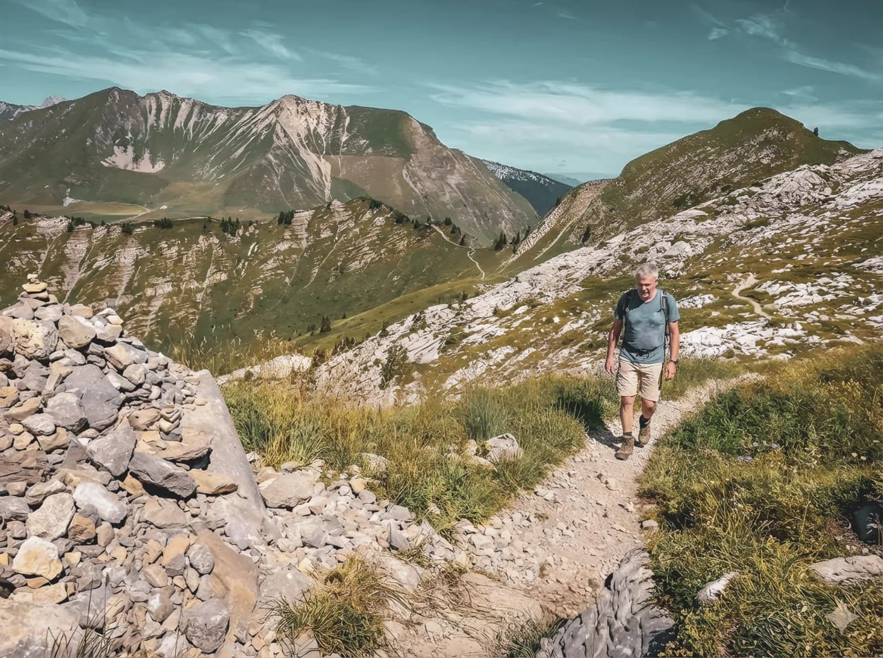 Wandelaars op een alpenpad, omringd door het majestueuze landschap van het Aravisgebergte. Avontuur gegarandeerd!