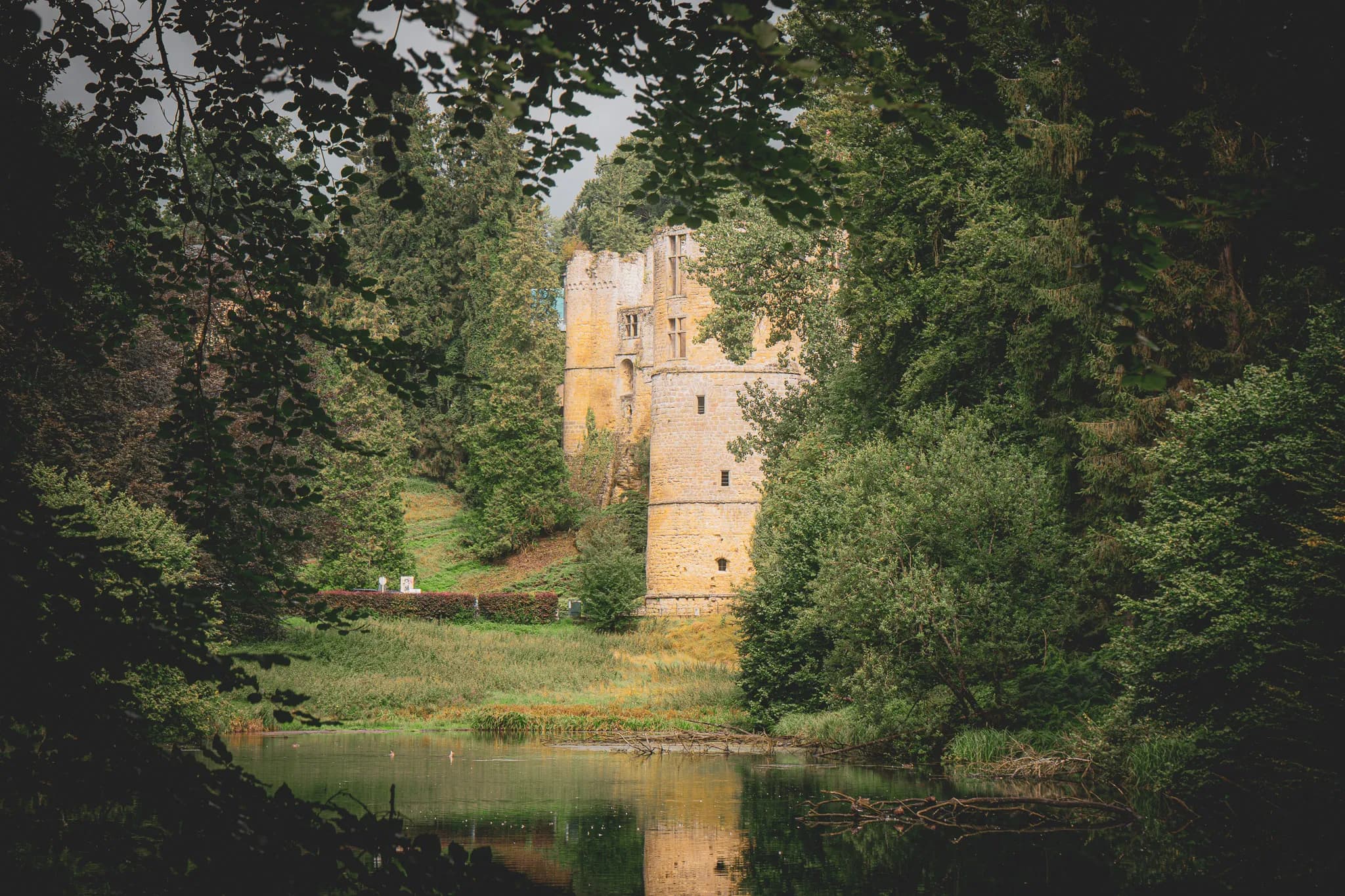 Een betoverend kasteel doemt op uit het groen, weerspiegelt vredig op het water en nodigt je uit om te ontsnappen.