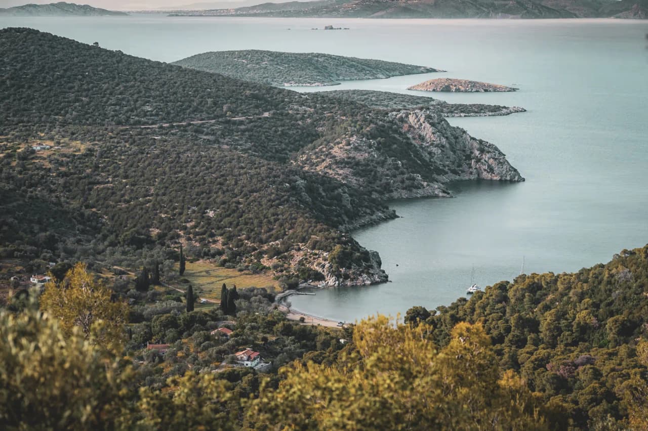 Vue panoramique paisible des côtes verdoyantes et des îlots méditerranéens en Grèce.
