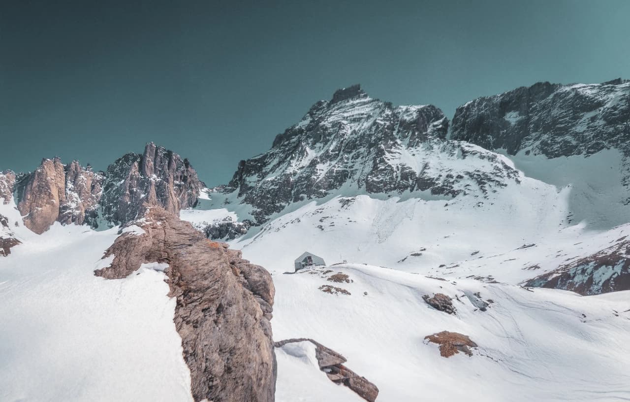 Panorama du Mont Viso, majestueux, avec des sommets enneigés et une ambiance alpine idéale pour l'aventure.