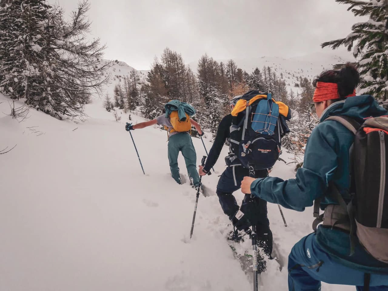 Groupe d'amateurs de randonnée raquettes progressant dans la neige en Haute-Ubaye, Alpes.