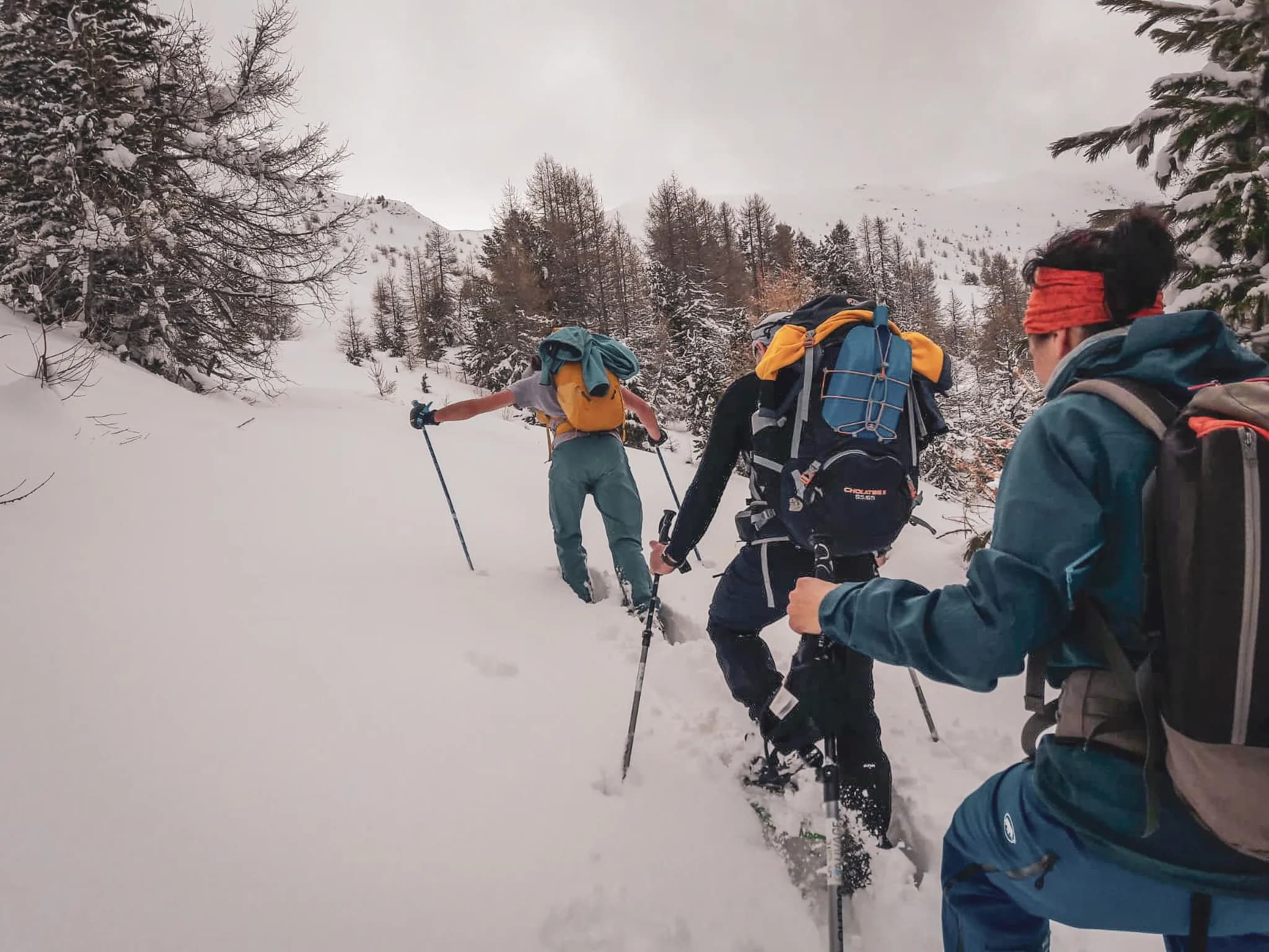 Een groep sneeuwschoenwandelaars baant zich een weg door de sneeuw in Haute-Ubaye, Alpen.