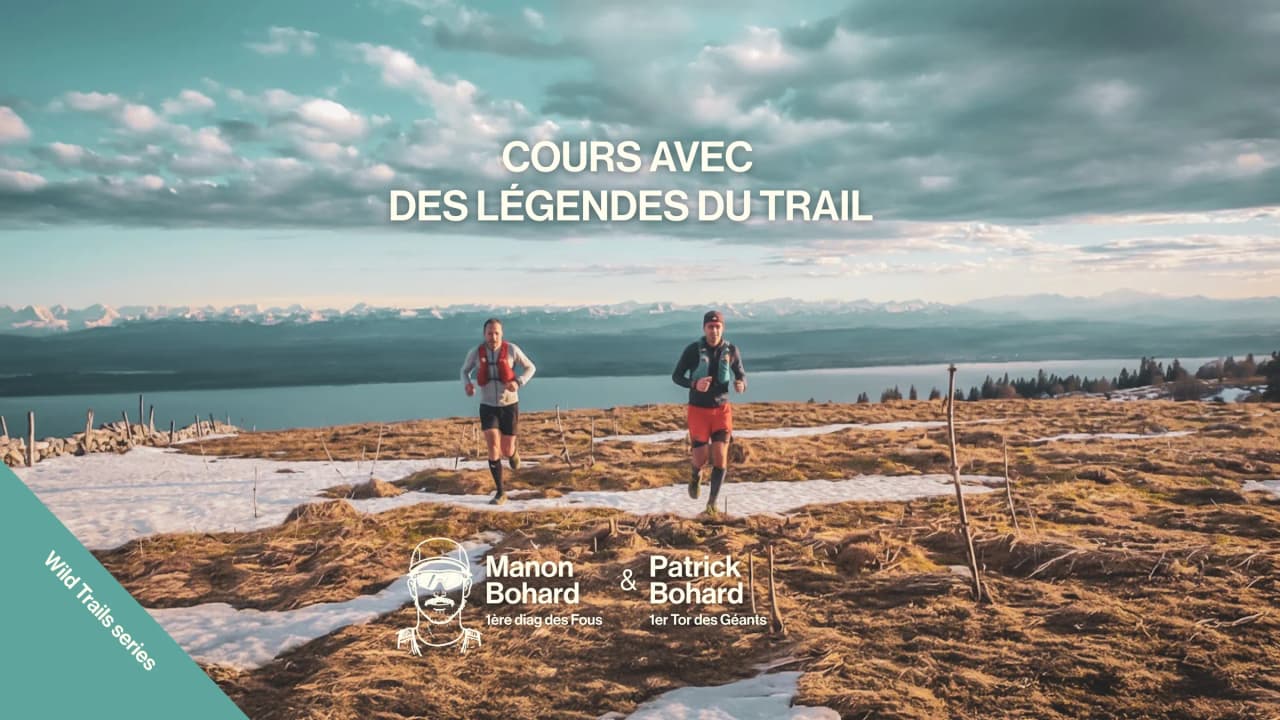 Twee hardlopers in het hart van de natuur, op een bergpad met een adembenemend landschap.