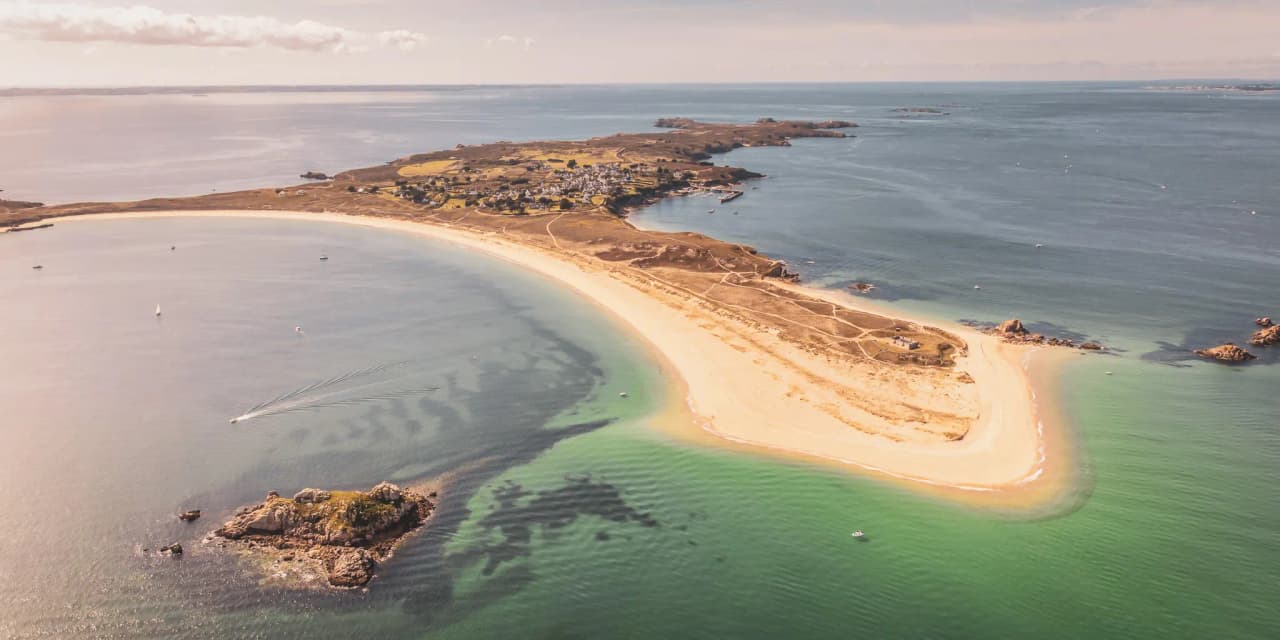 Luchtfoto van een eiland in Bretagne met gouden stranden en turquoise water, een uitnodiging om te reizen.