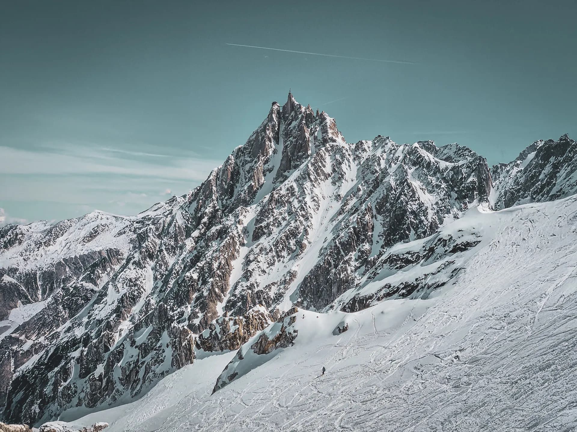 Een spectaculair besneeuwd panorama van de Mont Blanc, dat uitnodigt tot een avontuurlijke skitocht.