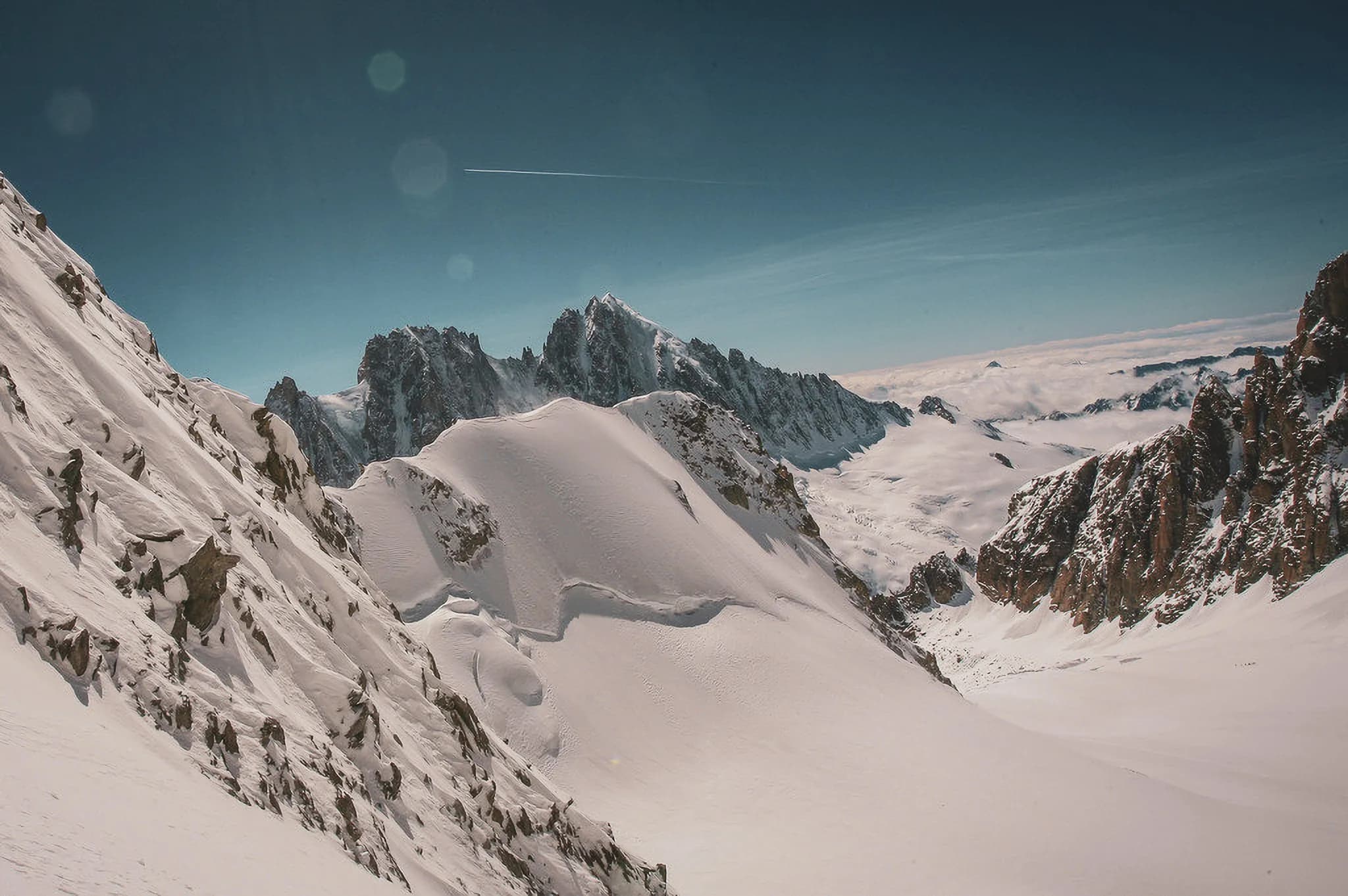Uitgestrekte alpenpanorama's van de besneeuwde toppen en gletsjers van de Mont Blanc, een uitnodiging tot avontuur.