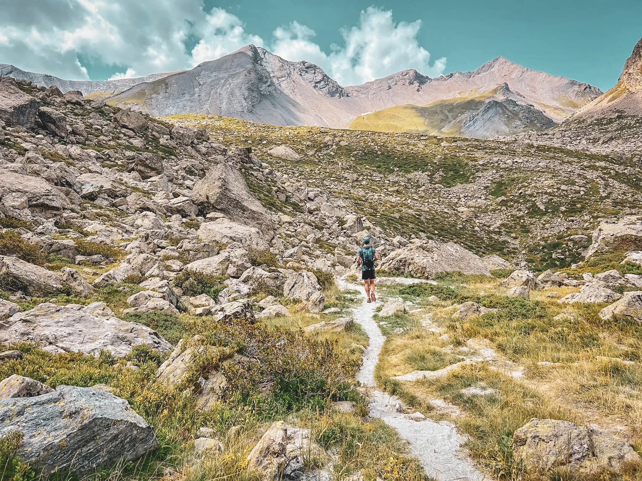 Schilderachtig wandelen in de Alpen, paden tussen rotsen en bergen, adembenemende wildernis.