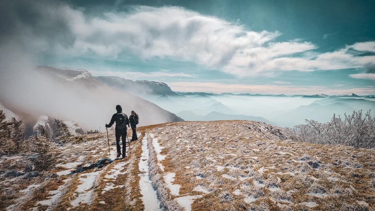 Hiking in the majestic Vercors mountains, between mist and breathtaking scenery.