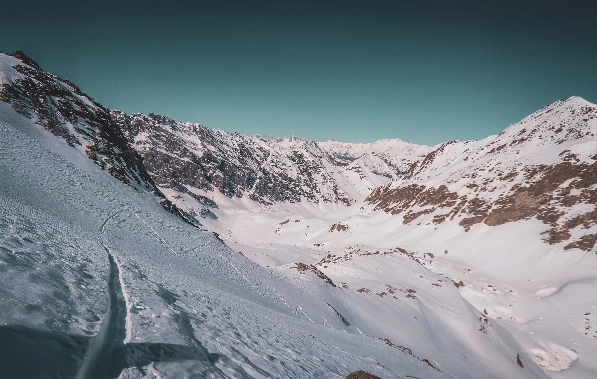 Un paysage majestueux du Mont Viso, avec des sommets enneigés sous un ciel azuré. Parfait pour les aventuriers !