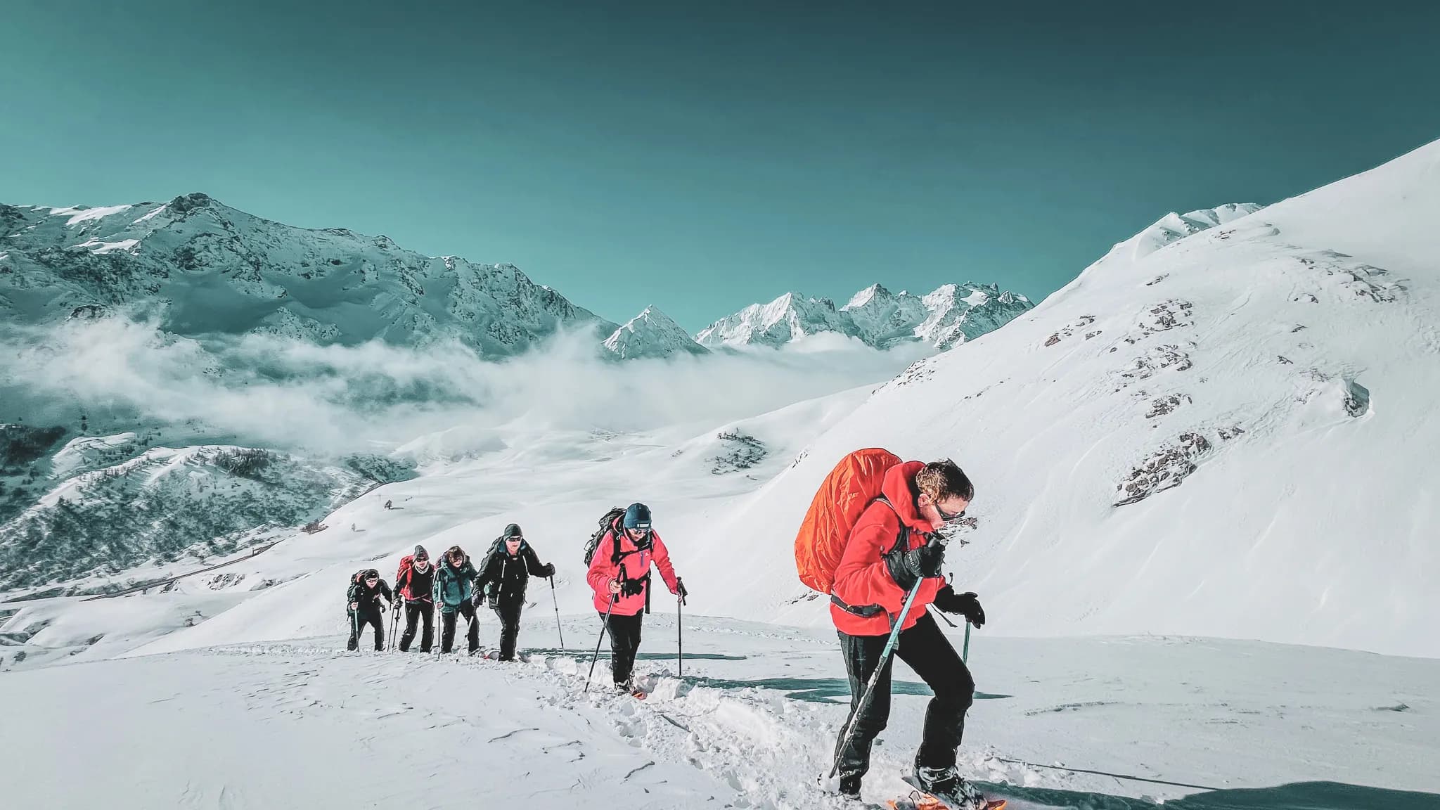 Een prachtig uitzichtpunt tijdens een sneeuwschoenwandeling in de Meije.
