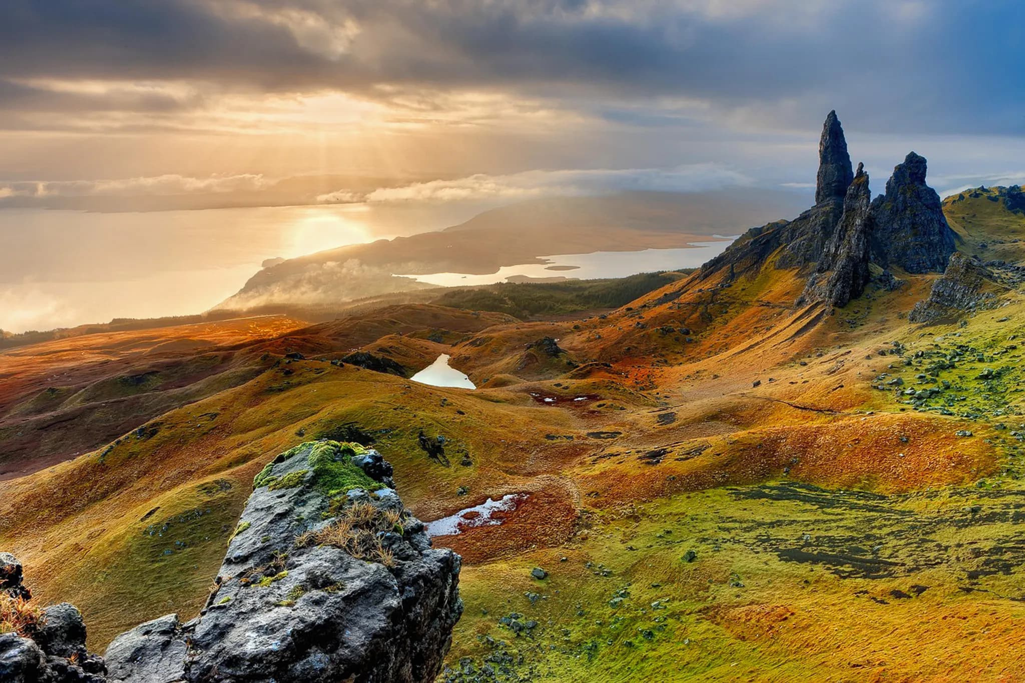 Spectacular scenery on the Isle of Skye, with impressive cliffs and sparkling lakes.