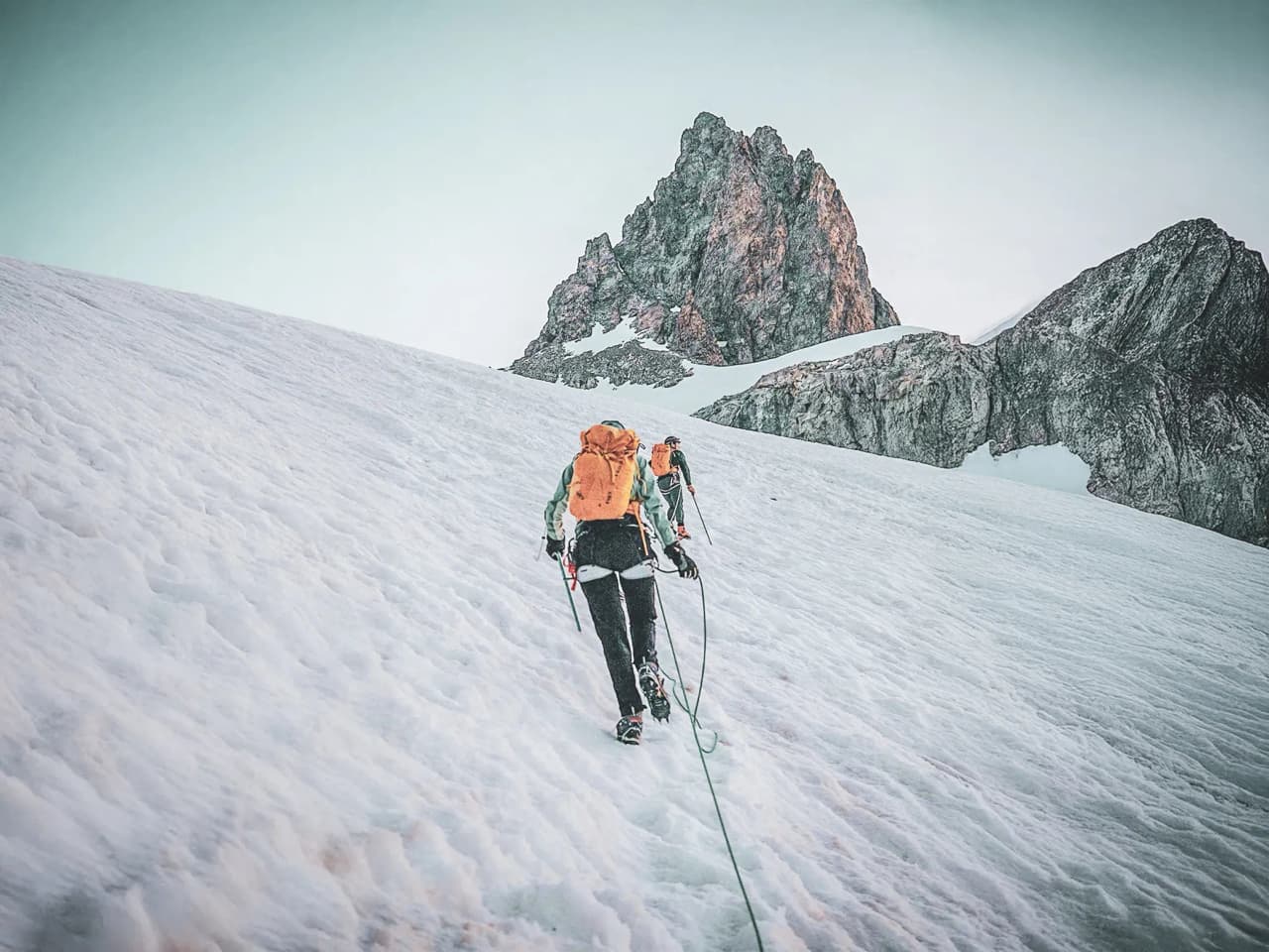 Alpinistes progressant sur un glacier entre des sommets majestueux à Chamonix.