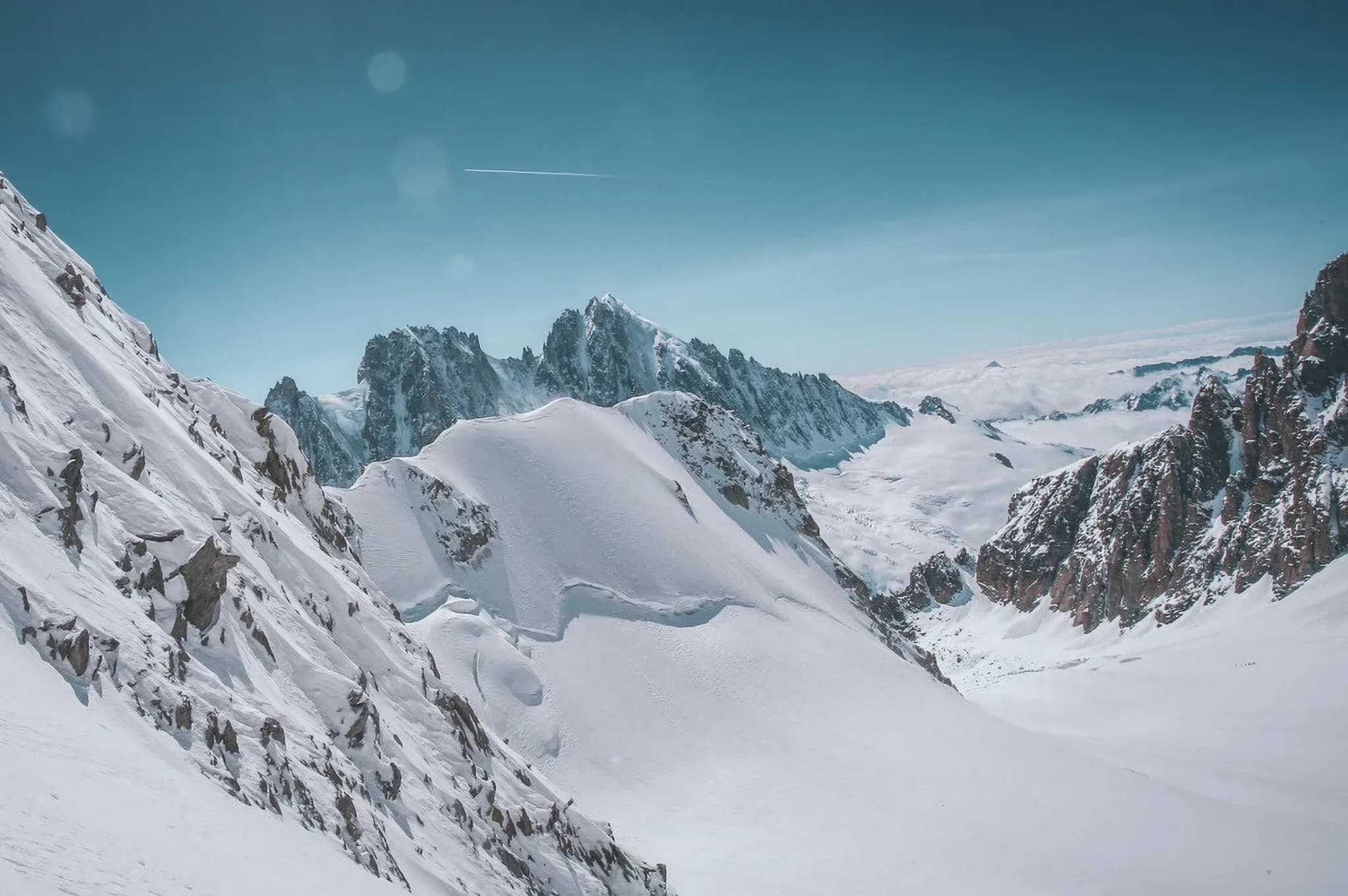 Vue panoramique sur les glaciers enchanteurs des Alpes, sous un ciel d'azur. Évasion assurée!
