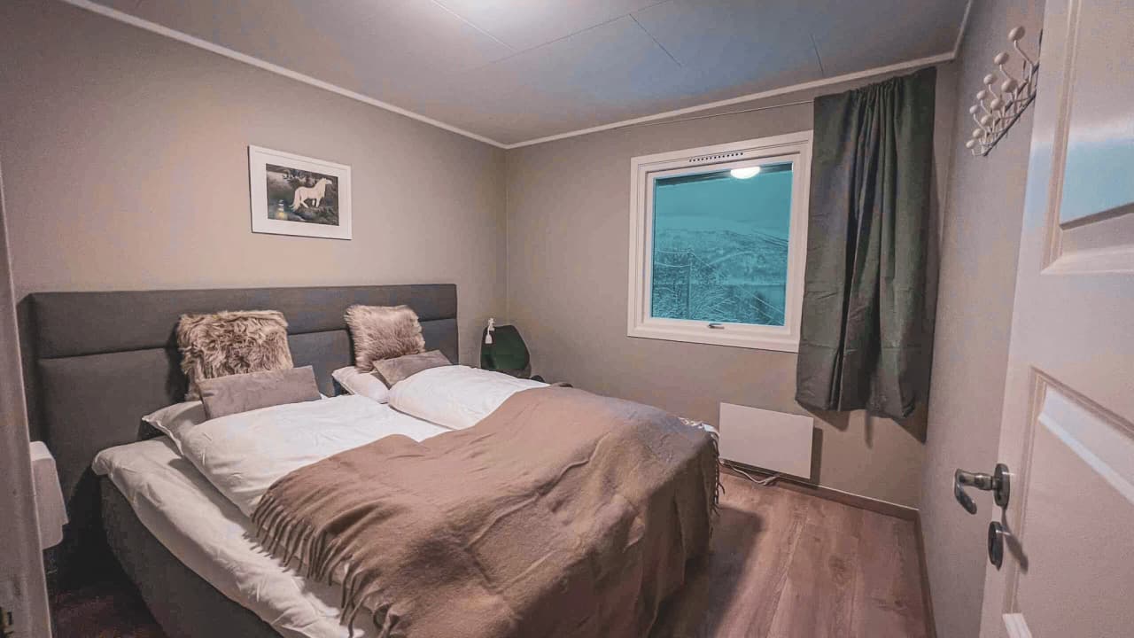 Een comfortabele, smaakvol ingerichte kamer met een rustgevend uitzicht op de besneeuwde bergen.