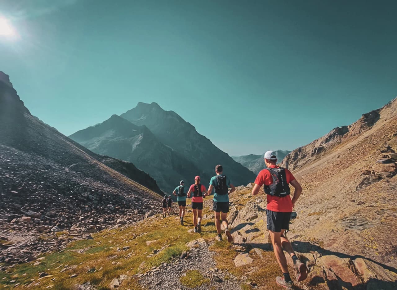 Courez sur des sentiers montagneux entre lacs et crêtes, face au Vignemale en pleine nature.