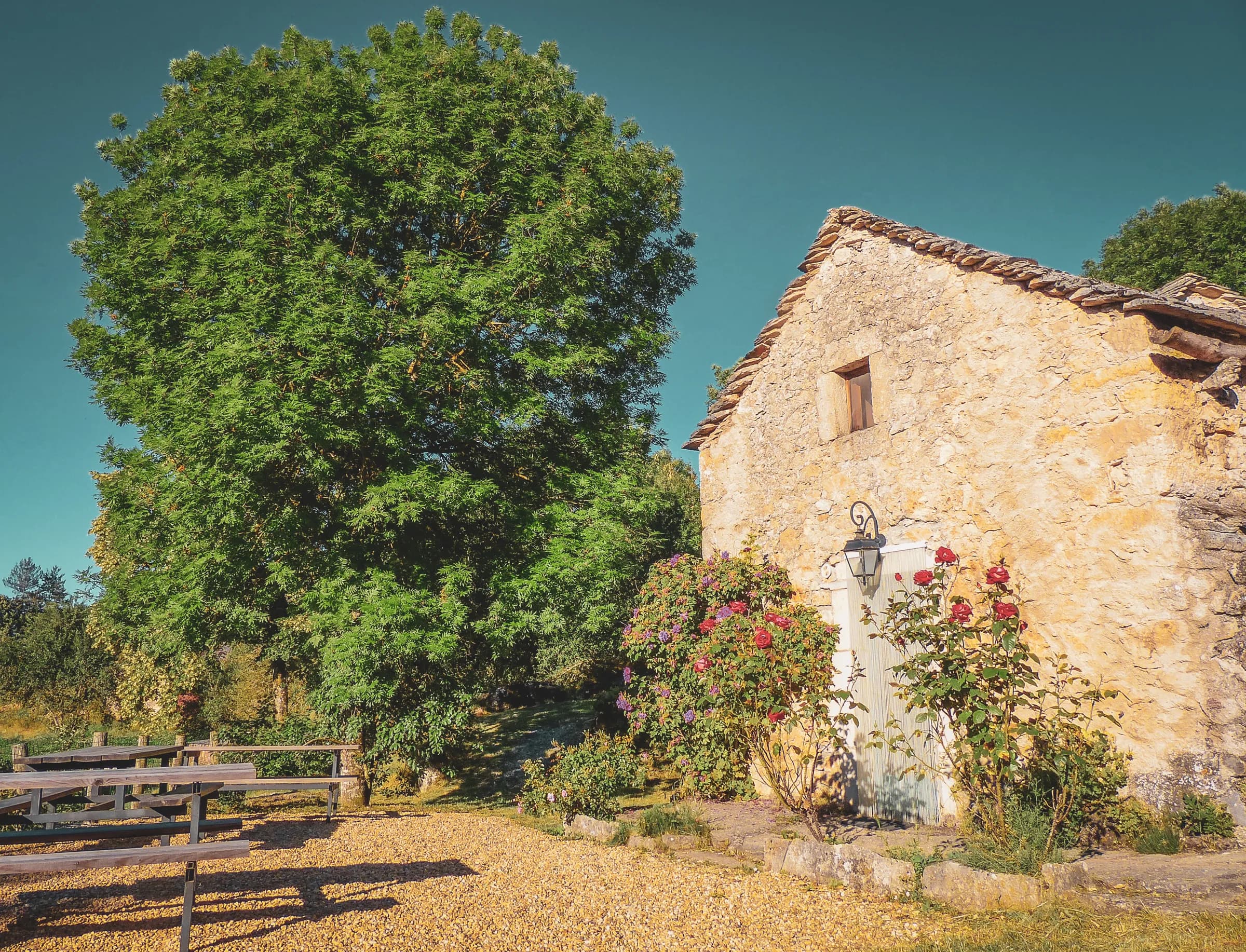 Une charmante maison en pierre, entourée de verdure, idéale pour une escapade nature.