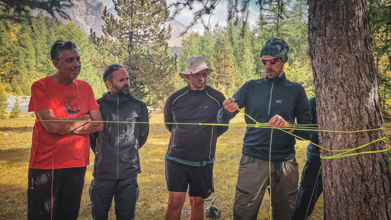 Un groupe en pleine initiation aux techniques de survie en pleine nature, vallée de l'Ubaye.