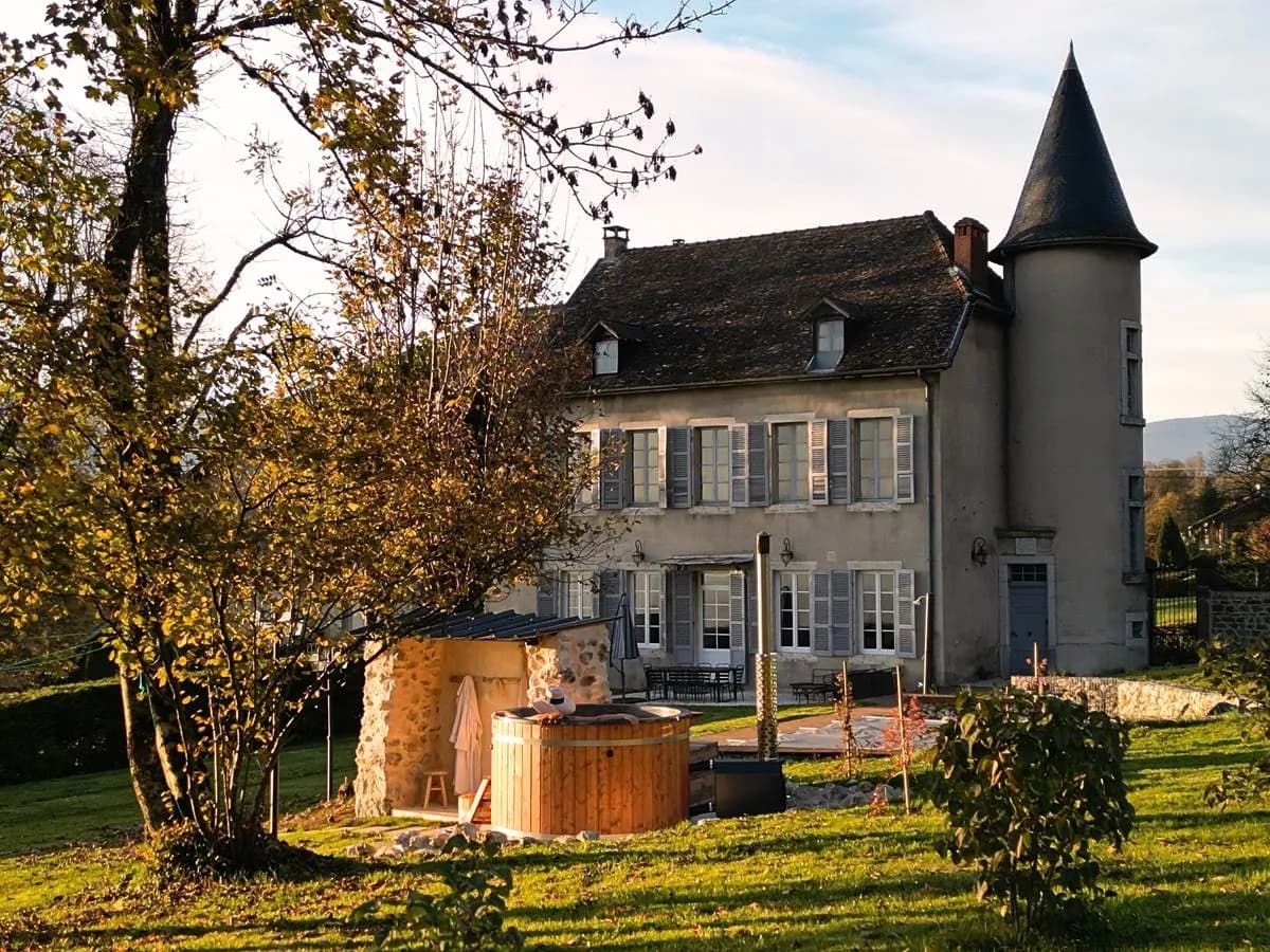A charming stone house with a jacuzzi, surrounded by the peaceful countryside of the Jura.