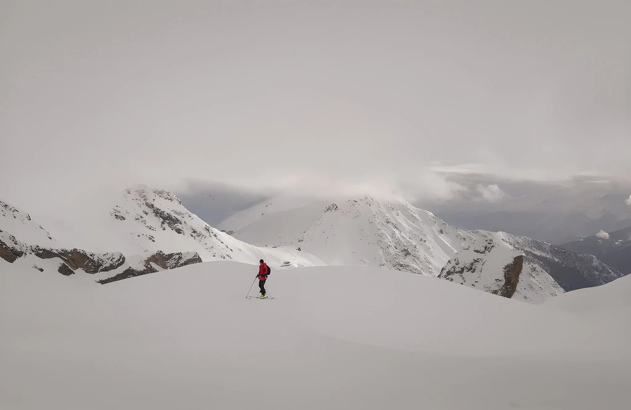 Sneeuwschoenwandelen op een uitgestrekt besneeuwd plateau bij de Grand-Saint-Bernard pas, met de majestueuze bergen op de achtergrond.