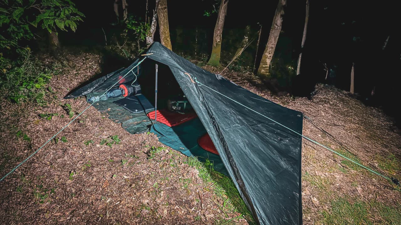 A bivouac tent in the Vercors forest, with a soothing atmosphere and unspoilt nature.