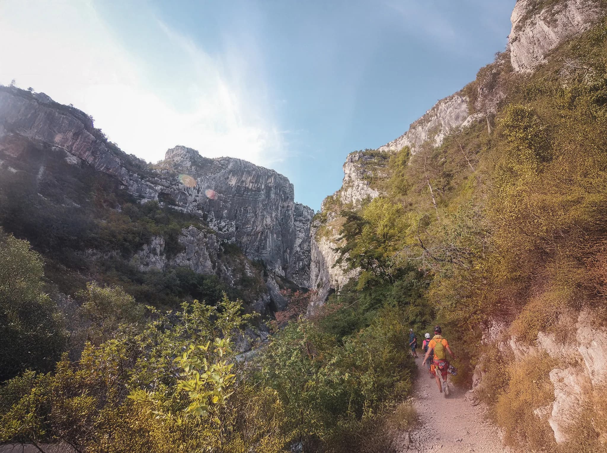 A picturesque trail through the Gorges du Verdon, surrounded by majestic cliffs and greenery.