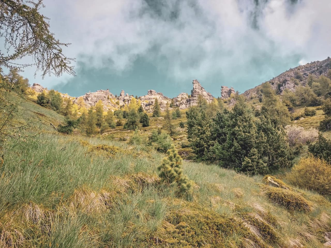 The green landscape of the Écrins, with majestic rocks and dramatic skies, is an invitation to adventure.