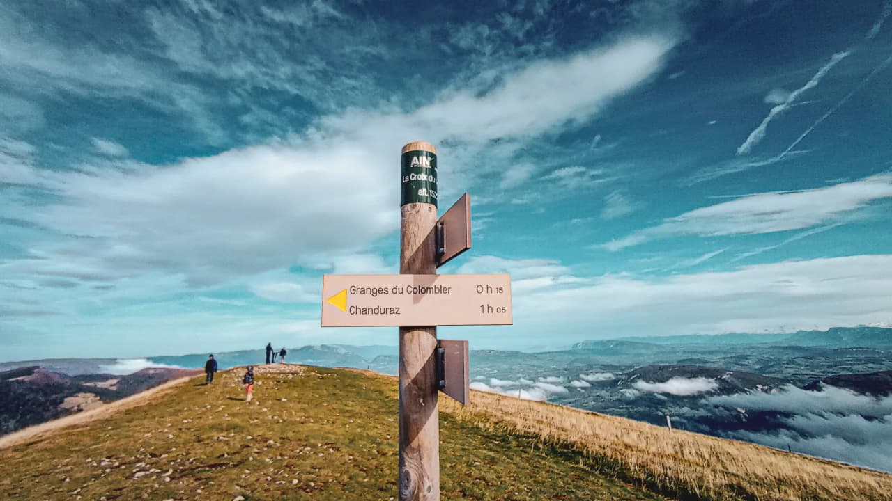 Signposted to the summit, with splendid views of the Jura massif and its valleys.