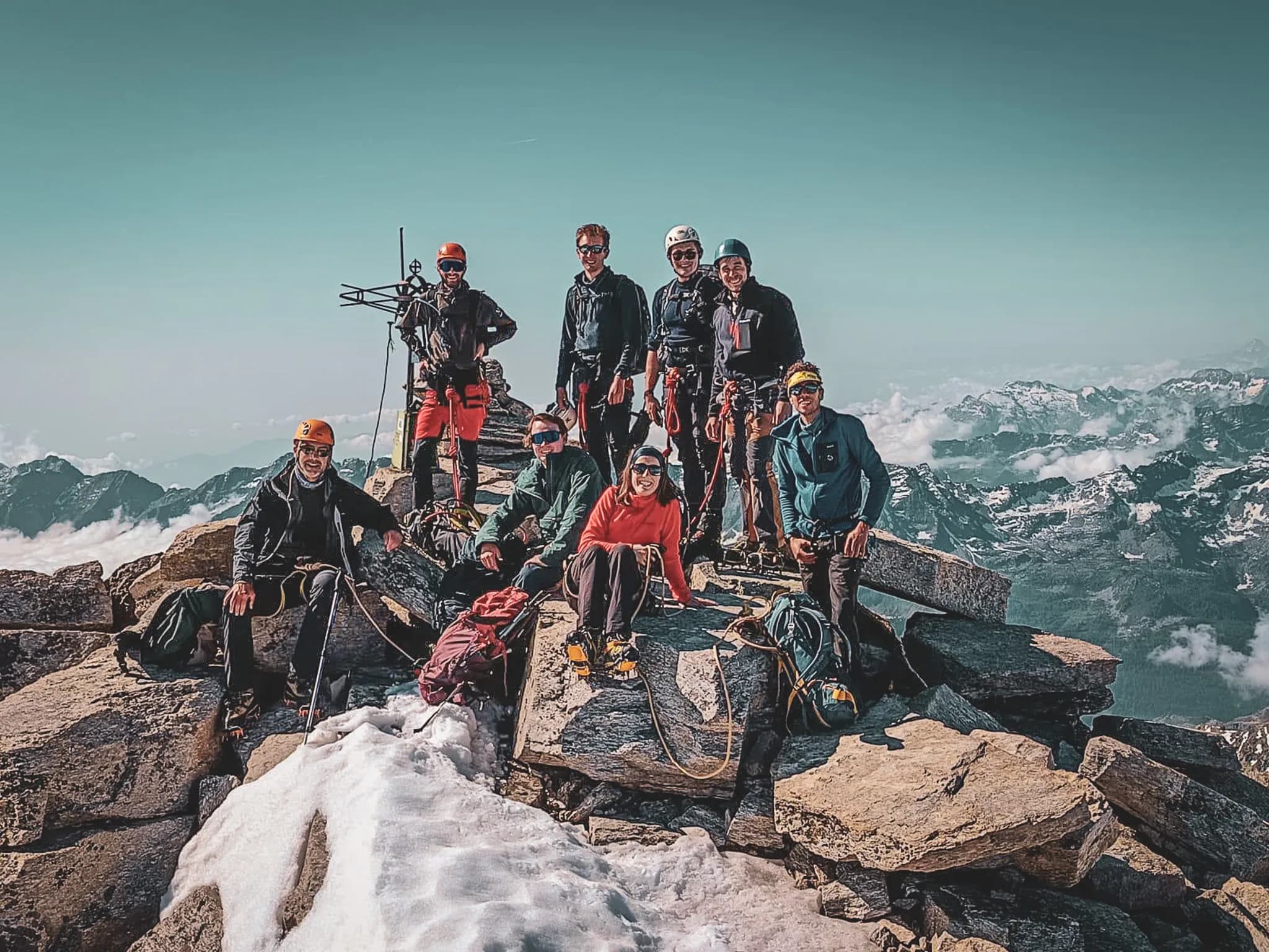 Twee teams van klimmers staan op de top van de Gran Paradiso in de Valle d'Aosta.