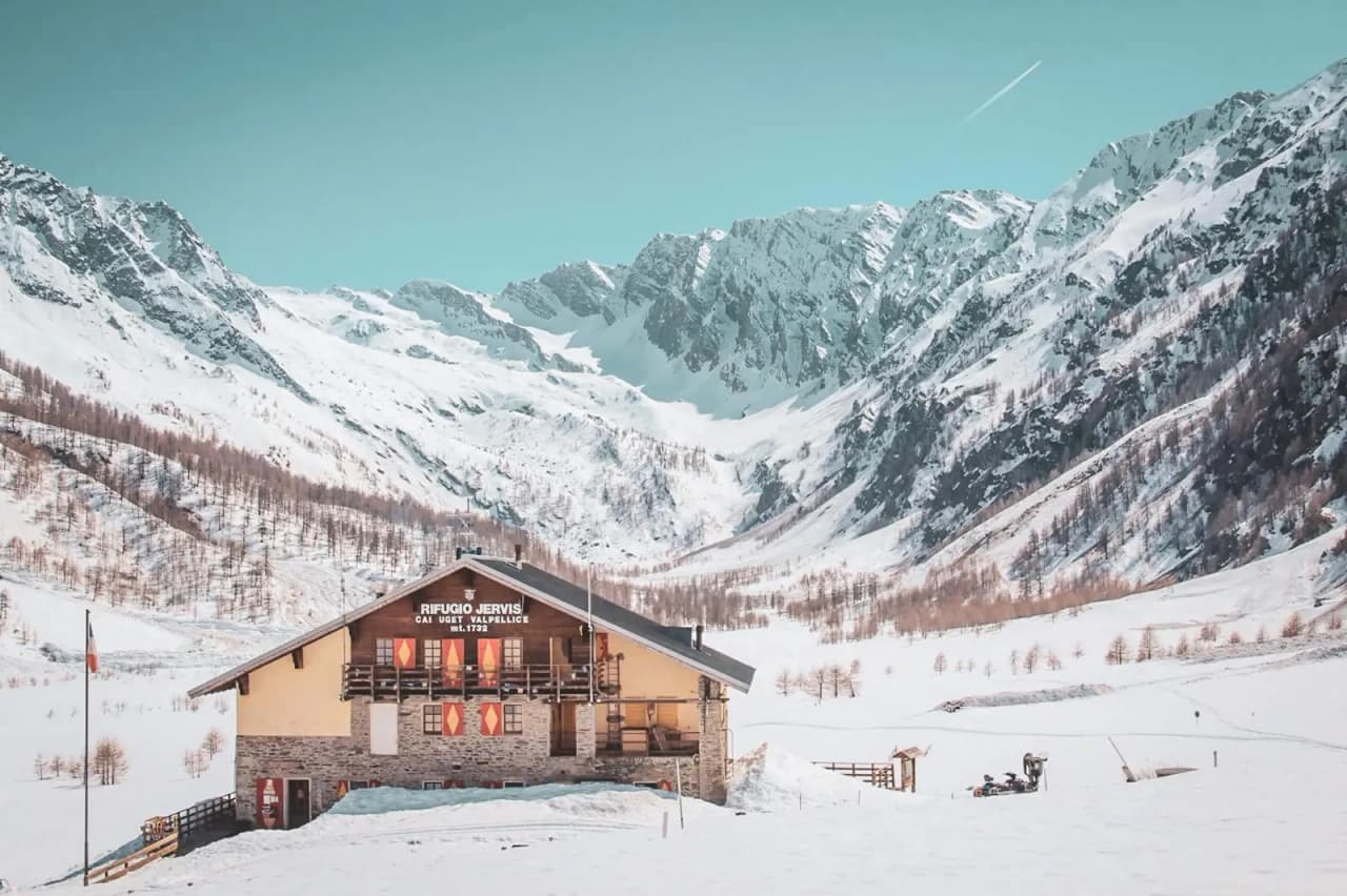 Refuge en pleine montagne, neige immaculée et paysages alpins à couper le souffle. Parfait pour l'aventure !