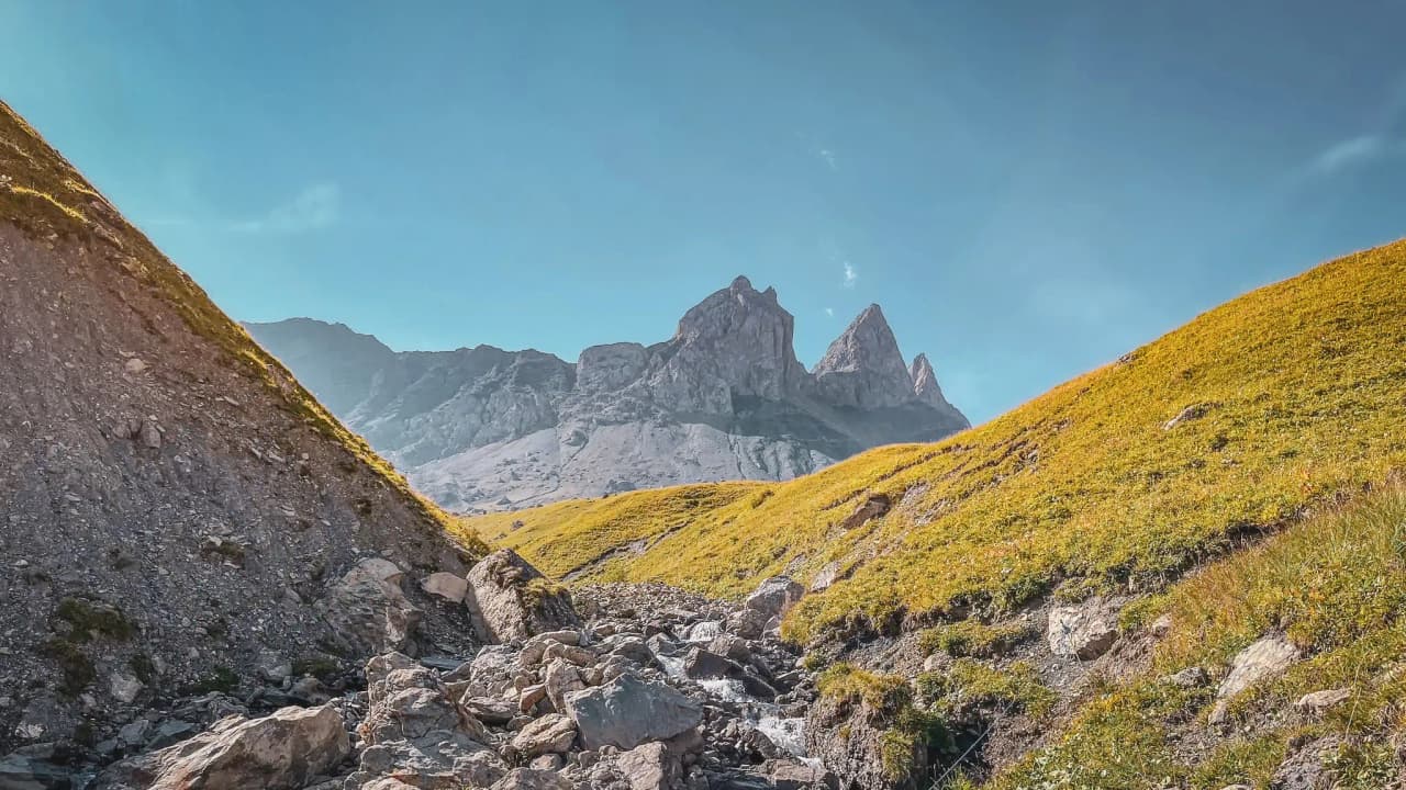 Sommets majestueux et nuages flottants inspirent l'aventure alpine face aux aiguilles d'Arves.
