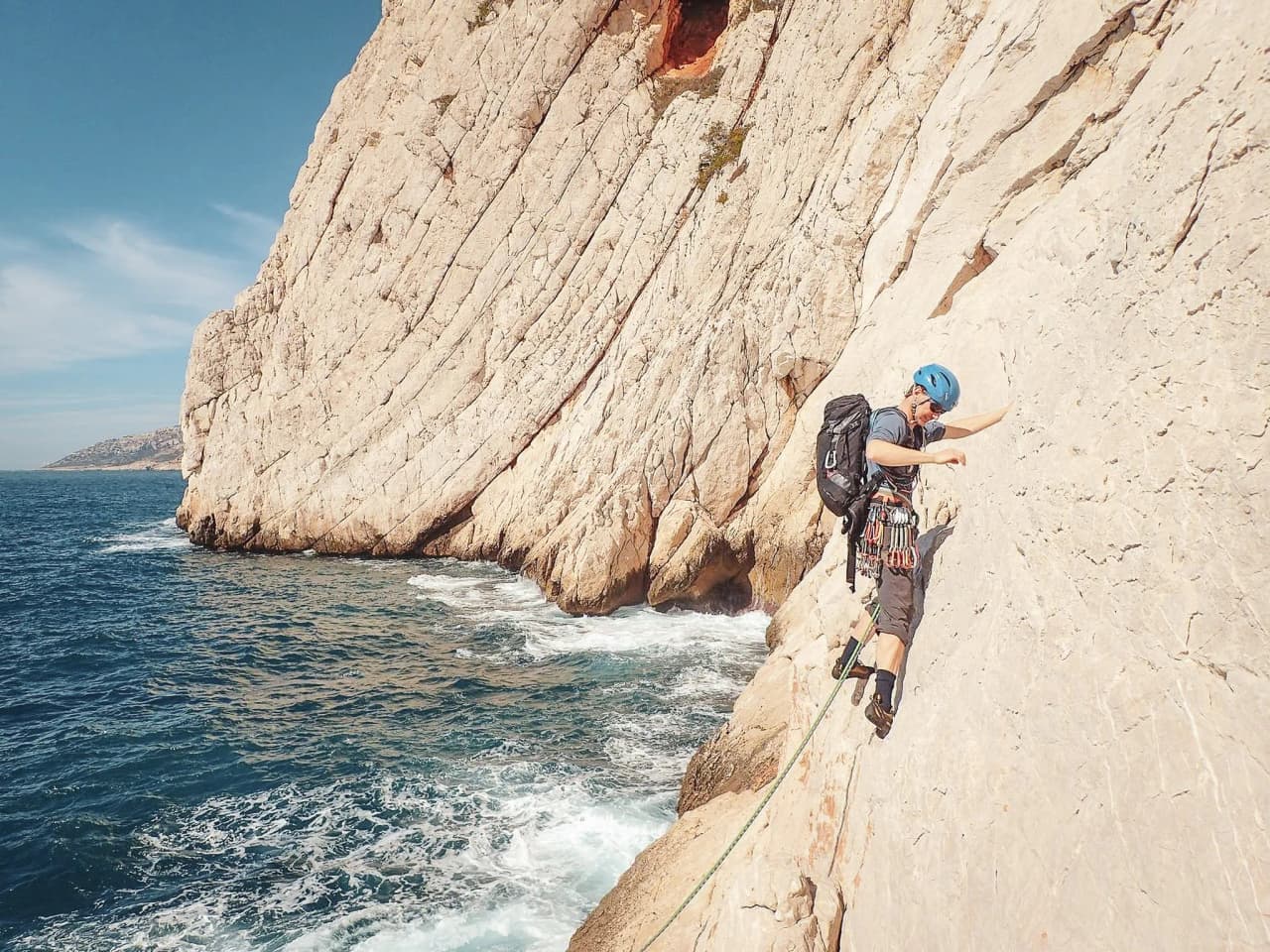Escalade sur des falaises spectaculaires au bord de la mer Méditerranée, Calanques de Marseille.