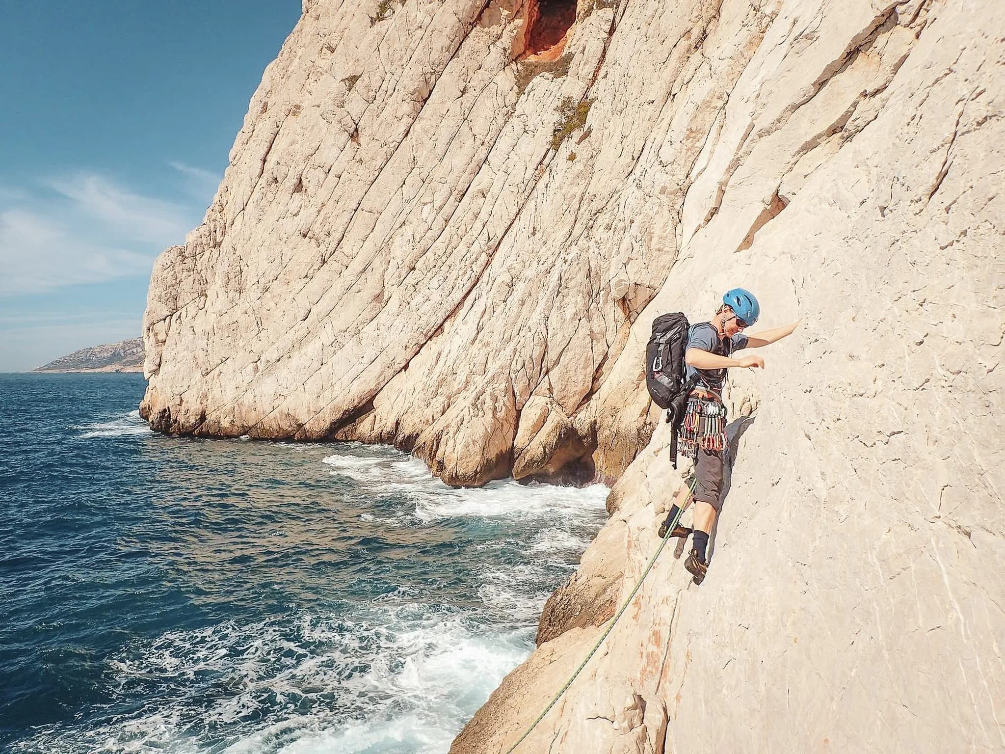 Escalade sur des falaises spectaculaires au bord de la mer Méditerranée, Calanques de Marseille.