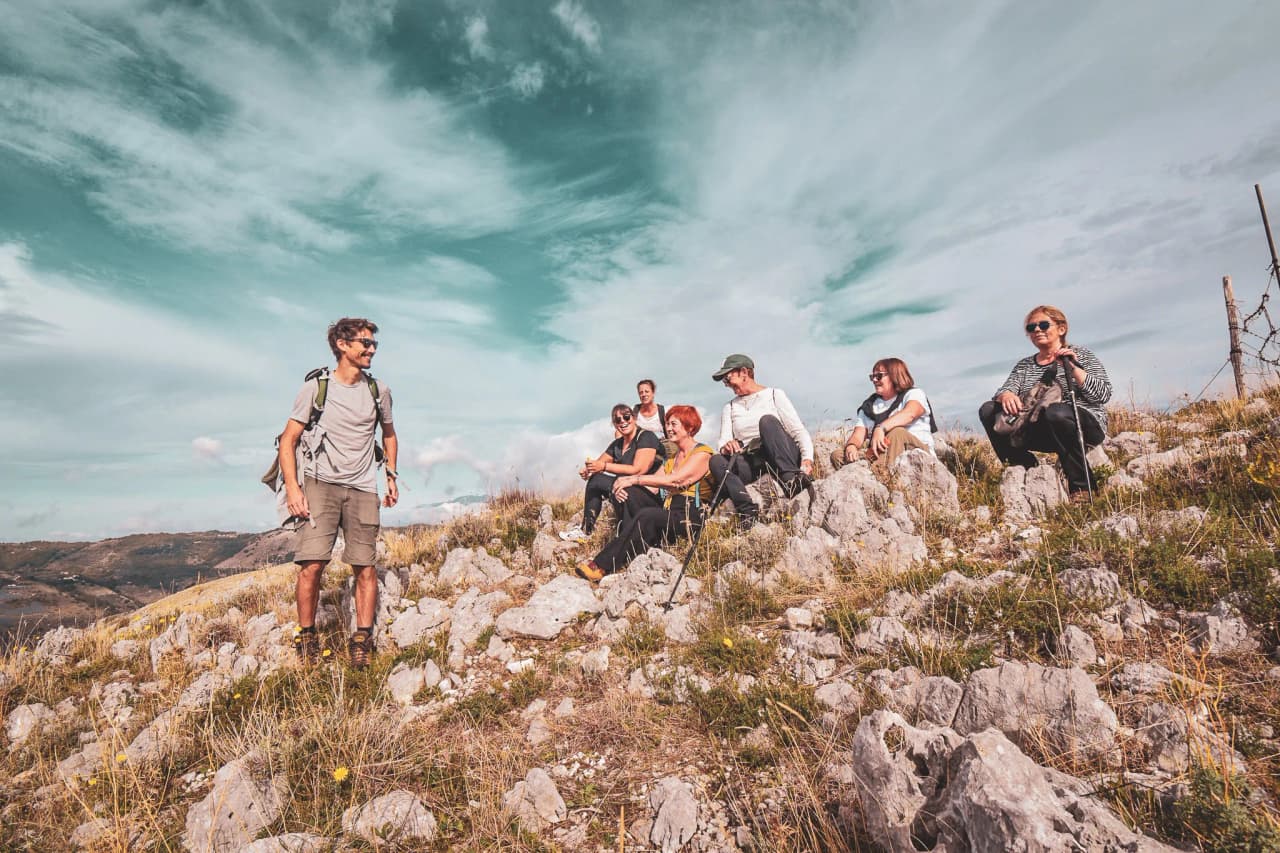 Een groep gelukkige wandelaars geniet van het spectaculaire landschap van Valle di Comino.