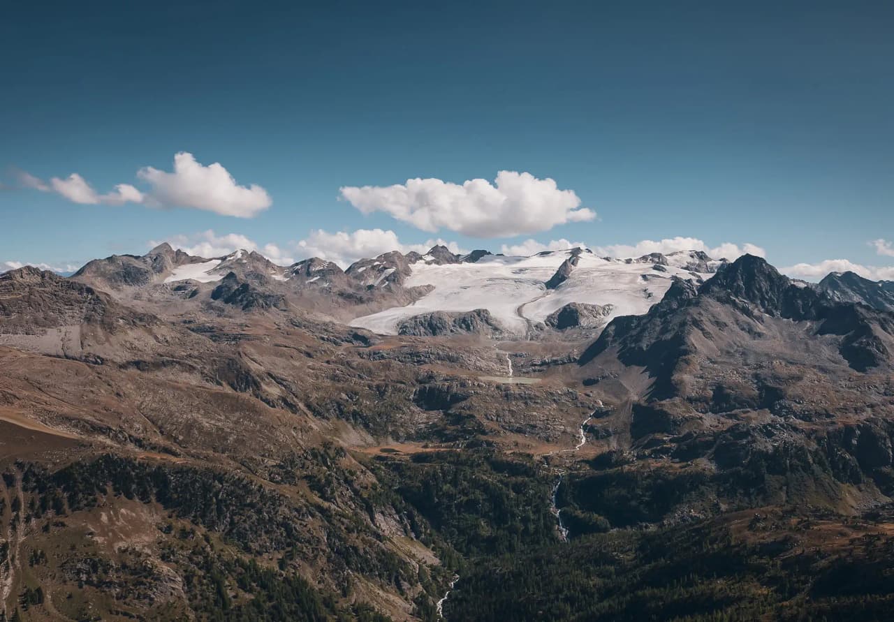 Voyagez au cœur des Alpes, avec des glaciers majestueux et des paysages montagneux à couper le souffle.