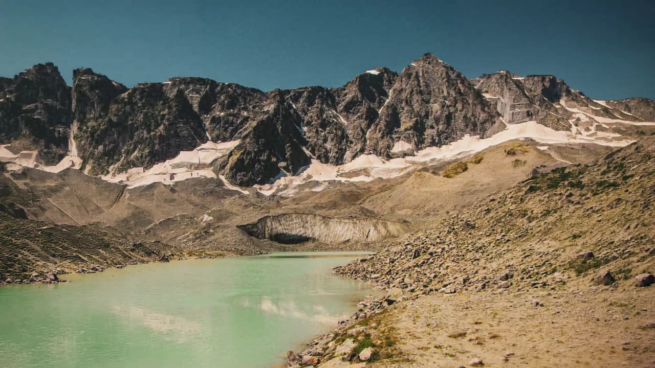 Lacs turquoise entourés de majestueuses montagnes des Écrins, invitation à l'évasion.