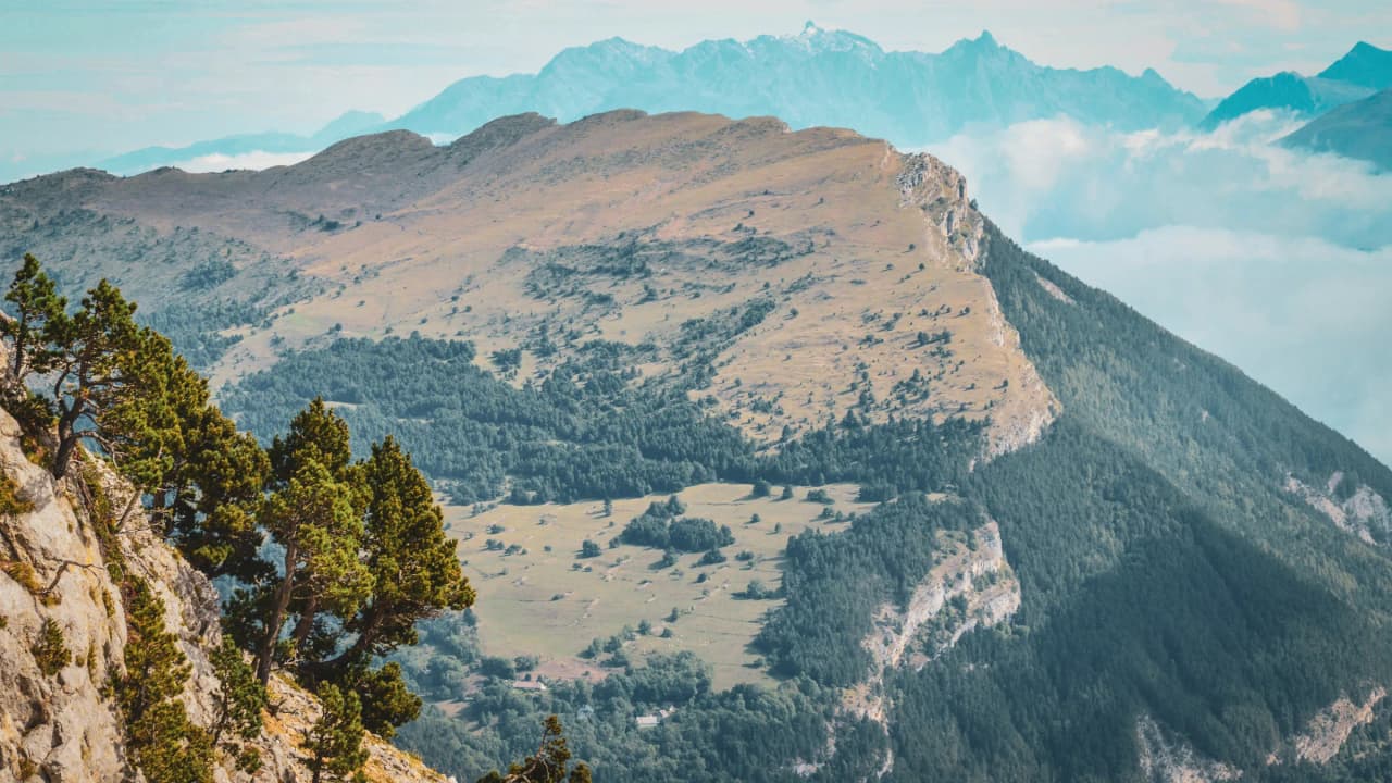 Panorama des Hauts Plateaux du Vercors, sommets verdoyants et vallées paisibles, invitation à l'aventure.