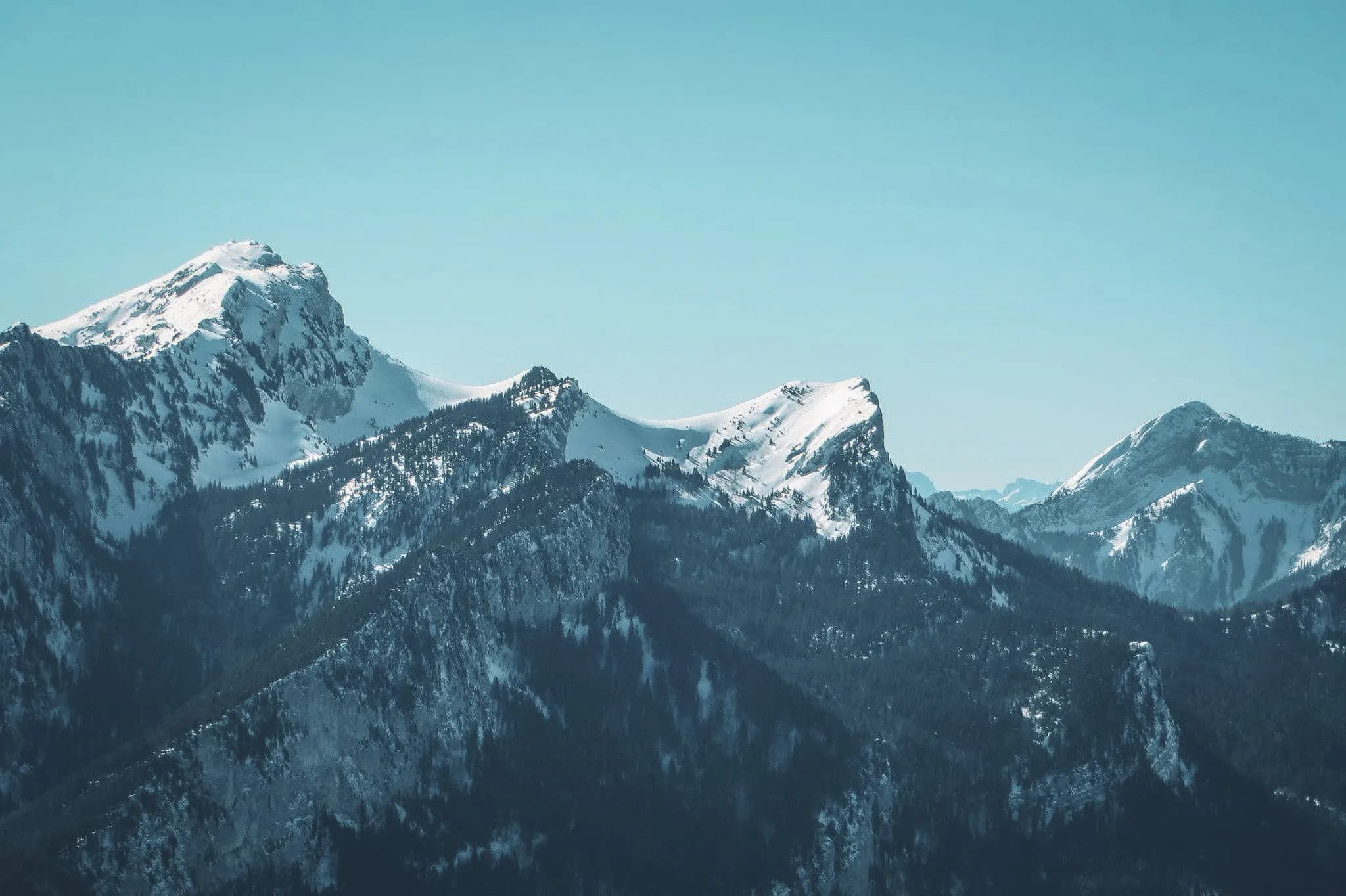 Majestueuses crêtes enneigées des Alpes, invites à l'aventure en raquettes.