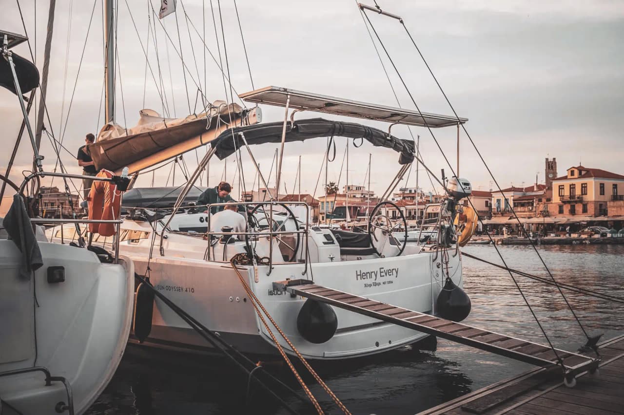 Bateaux amarrés au coucher de soleil, offrant une invitation à explorer les îles grecques.