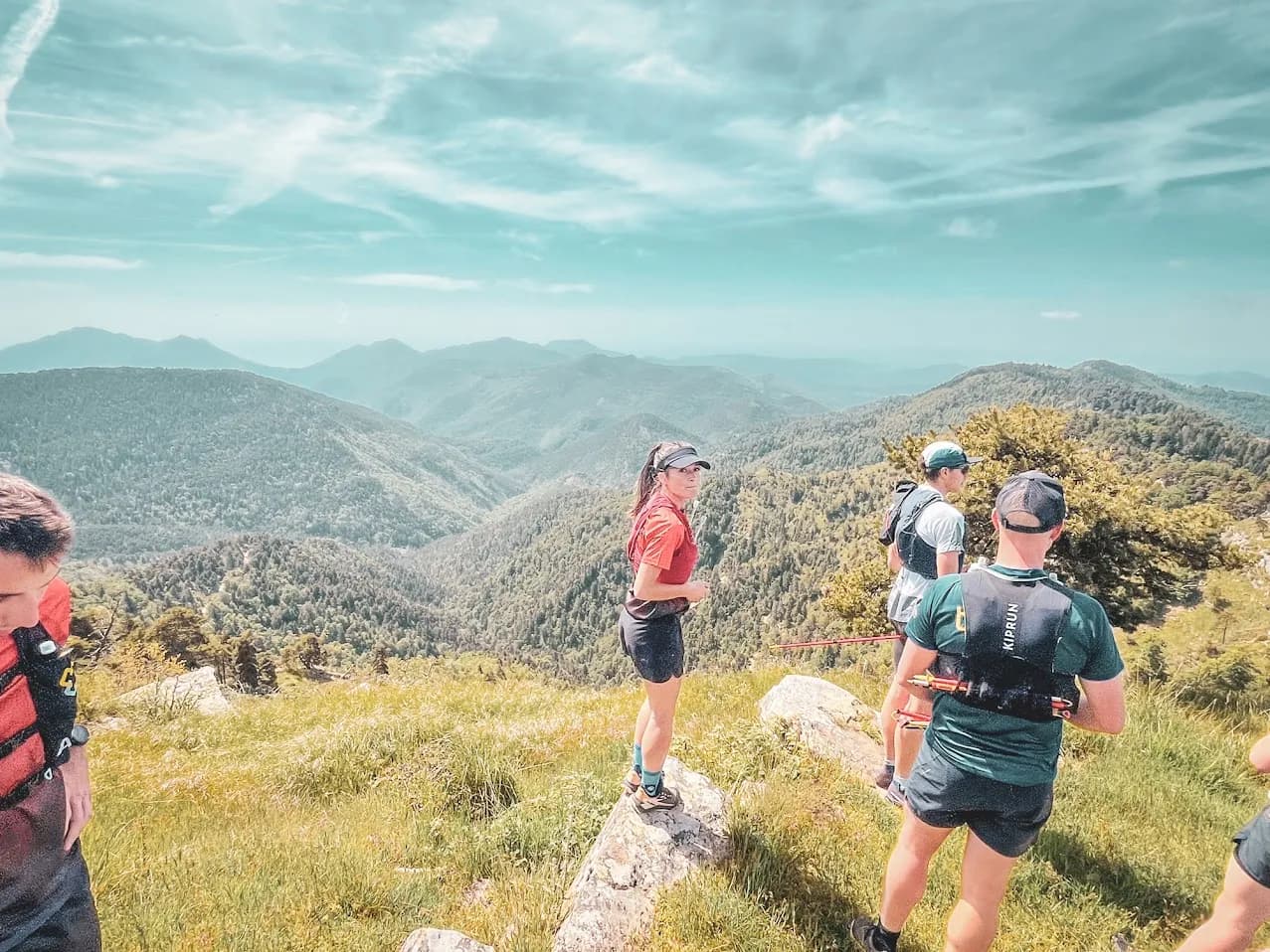 Groupe de traileurs admirant le paysage montagneux verdoyant du Parc national du Mercantour.