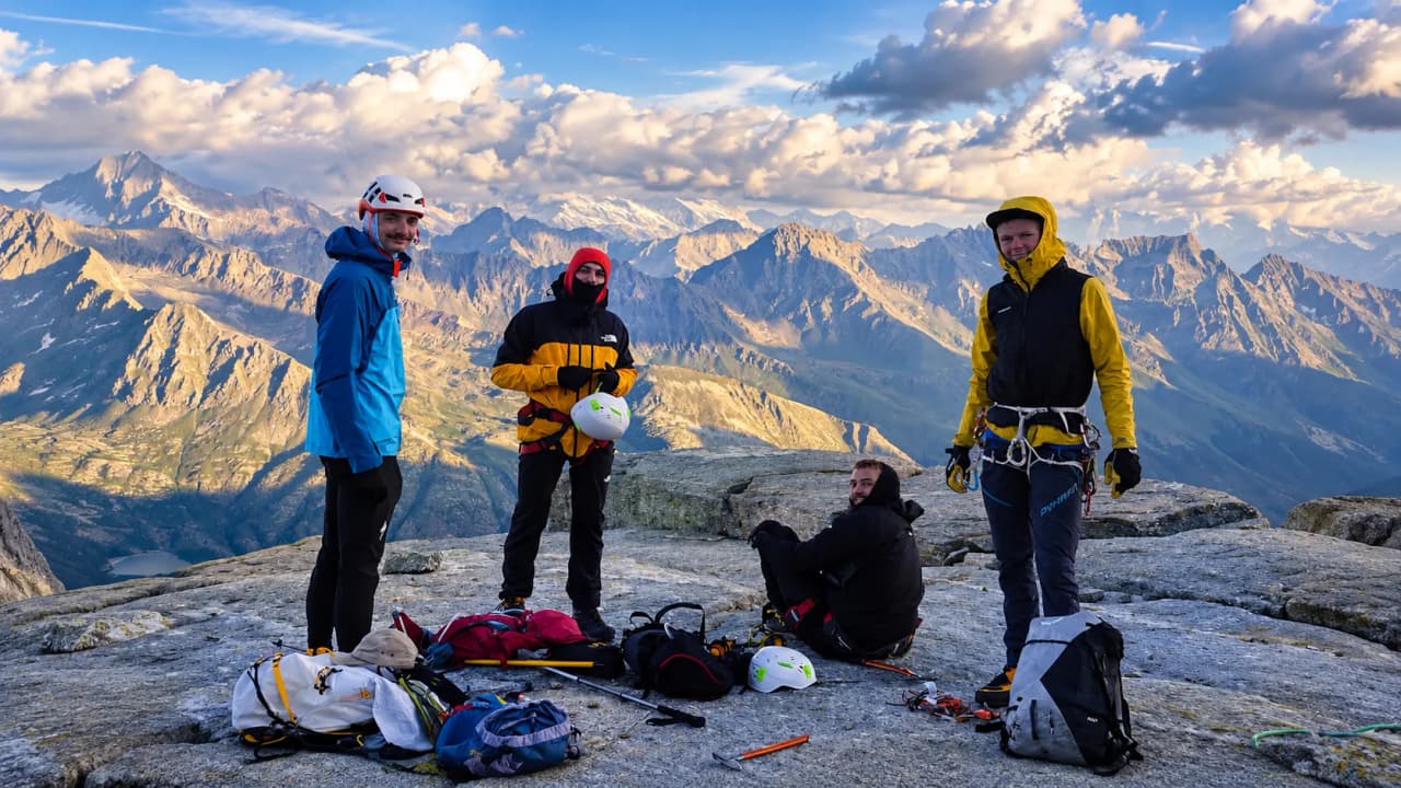 Groupes d'alpinistes au sommet, face à un panorama spectaculaire des montagnes. Aventure et Nature!